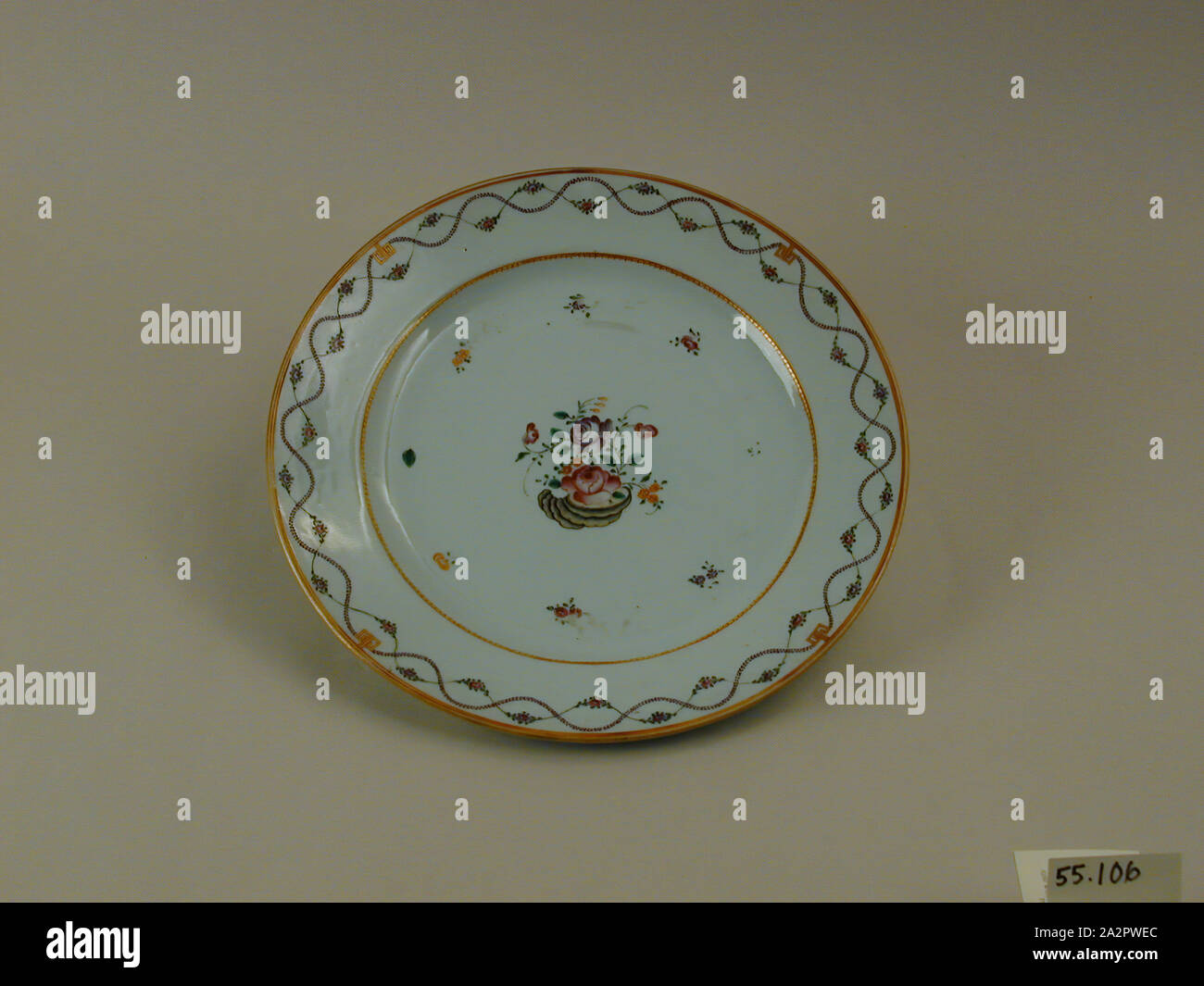 Inconnu (Chinois), la plaque, 1750/1800, carreaux de porcelaine à pâte dure avec émail polychrome et dorure, Hauteur x diamètre : 1 7/16 x 11 1/8 in. (3,7 x 28,3 cm Banque D'Images