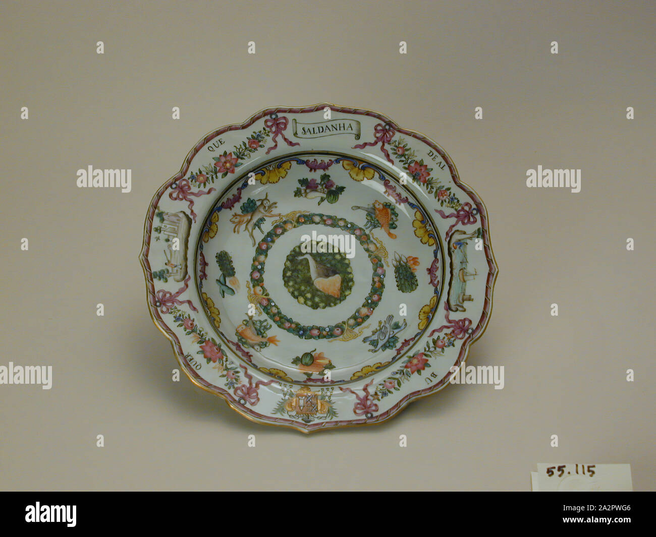 Inconnu (Chinois), assiette creuse, 18e siècle, les coller avec de la porcelaine, émail polychrome Hauteur x diamètre : 1 1/2 x 8 7/8 in. (3,8 x 22,5 cm Banque D'Images