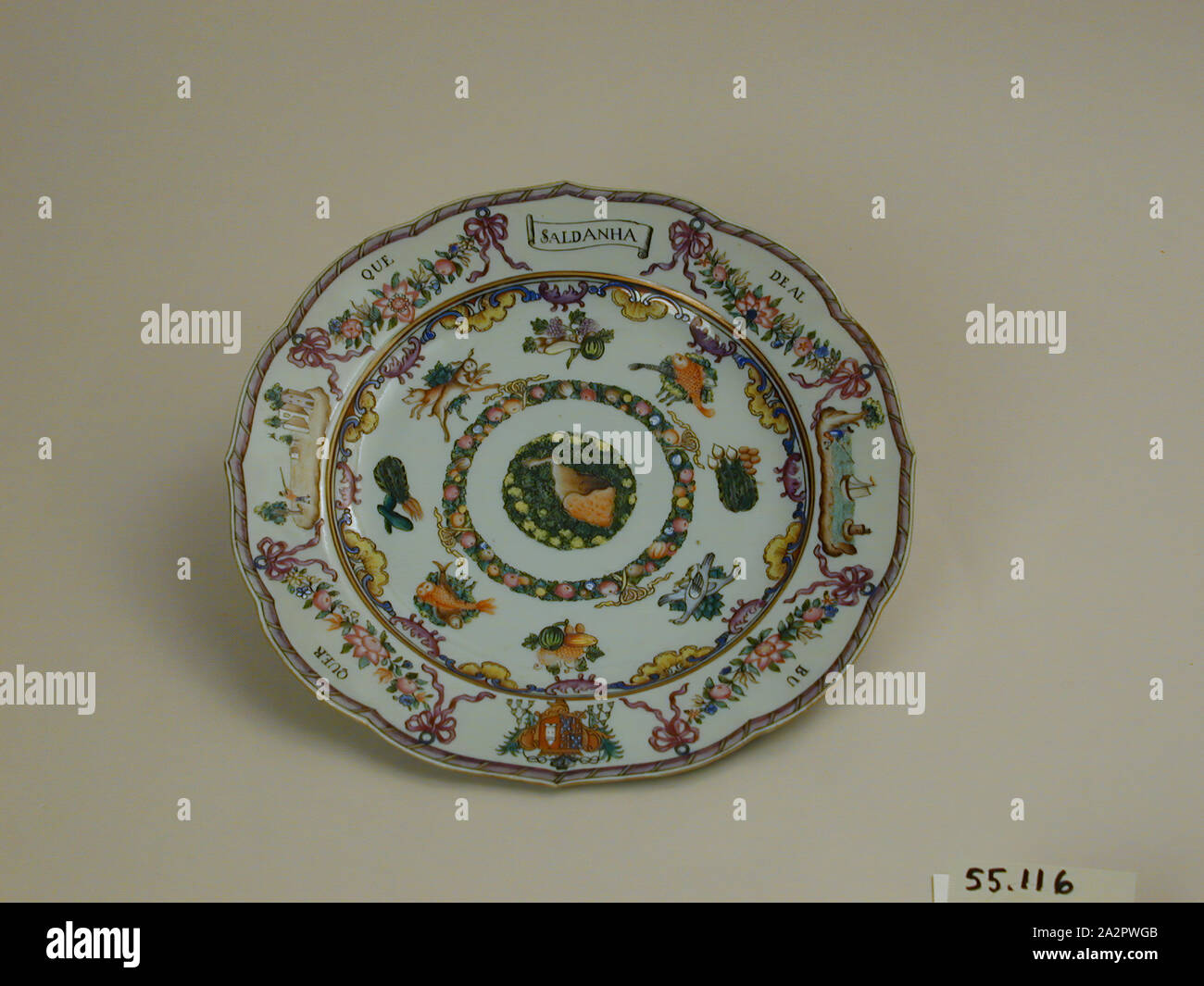 (Inconnu), chinois, 18e siècle Plaque émaillée, porcelaine pâte dure avec émail polychrome, Hauteur x diamètre : 1 1/16 x 9 1/8 in. (2,7 x 23,2 cm Banque D'Images