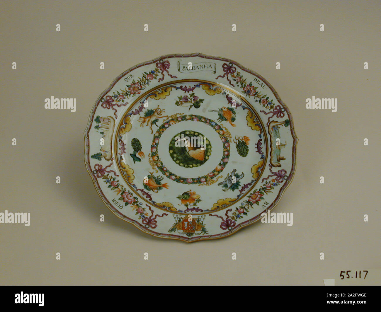 (Inconnu), chinois, 18e siècle Plaque émaillée, porcelaine pâte dure avec émail polychrome, Hauteur x diamètre : 1 x 9 in. (2,5 x 22,9 cm Banque D'Images