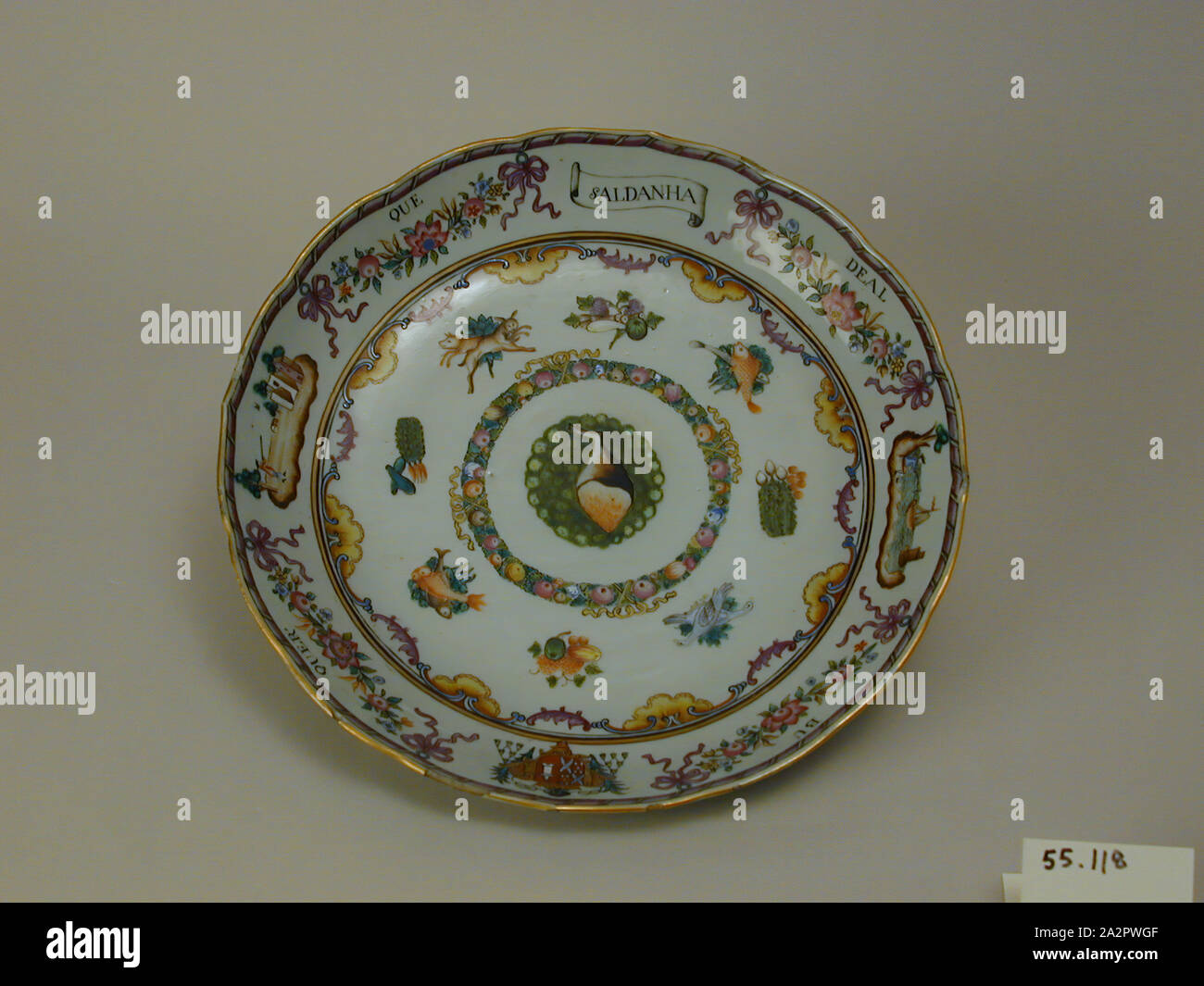 Inconnu (Chinois), lave émaillée, 18e siècle, les coller avec de la porcelaine, émail polychrome Hauteur x diamètre : 1 3/4 x 10 in. (4,4 x 25,4 cm Banque D'Images