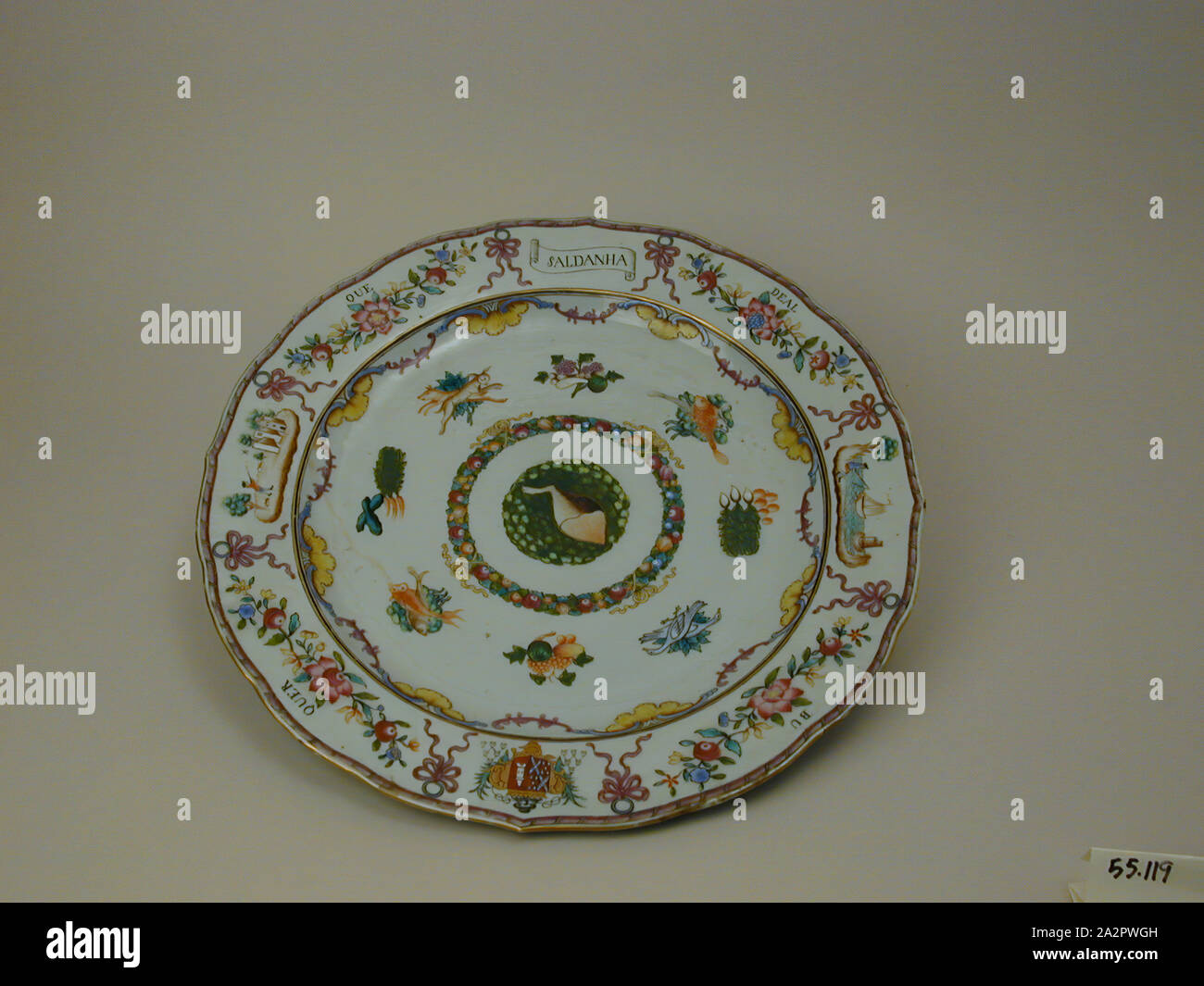 (Inconnu), chinois, 18e siècle Plaque émaillée, porcelaine pâte dure avec émail polychrome, Hauteur x diamètre : 1 3/8 x 13 5/8 in. (3,5 x 34,6 cm Banque D'Images