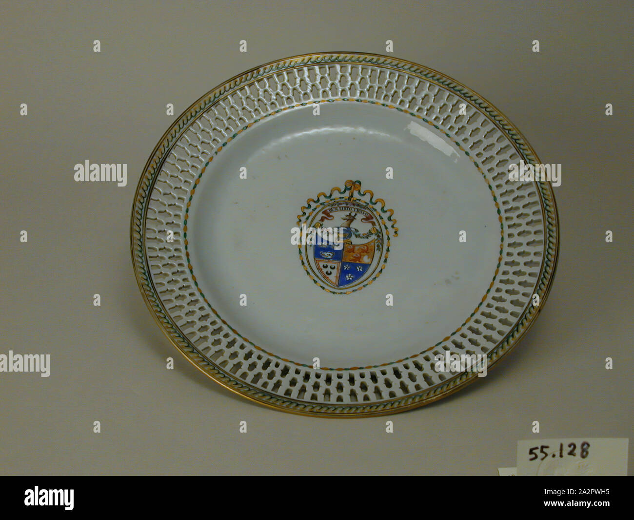 (Inconnu), chinois, 18e siècle Plaque émaillée, porcelaine pâte dure avec émail polychrome et dorure, Hauteur x diamètre : 1 3/16 x 9 1/2 in. (3,0 x 24,1 cm Banque D'Images