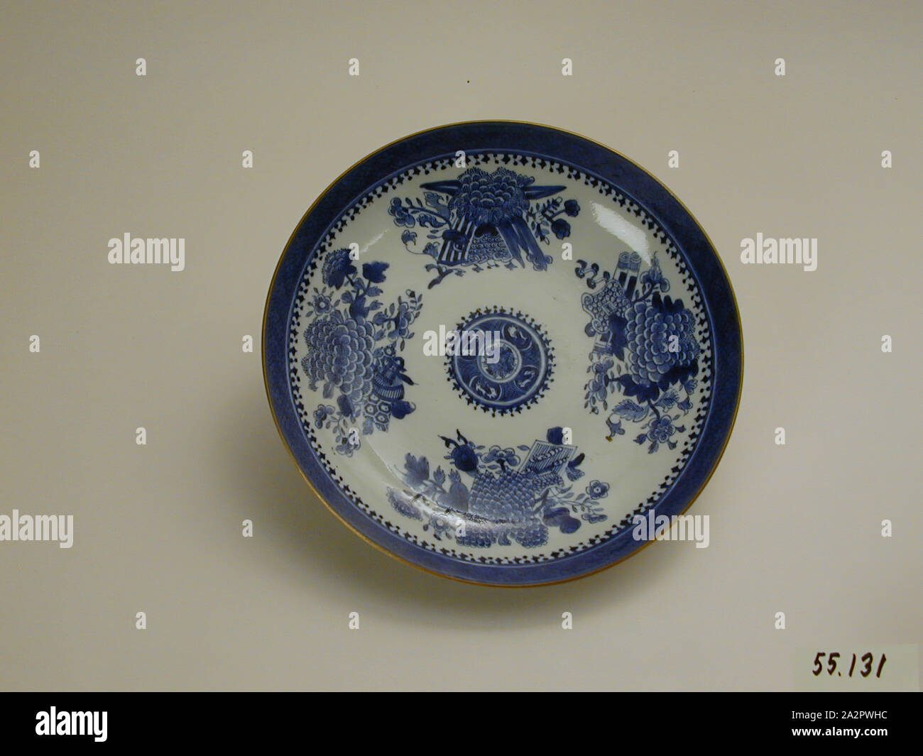 Inconnu (Chinois), Bol, 18e siècle, carreaux de porcelaine à pâte dure avec émail polychrome, Hauteur x diamètre : 1 3/4 x 8 3/8 in. (4,4 x 21,3 cm Banque D'Images