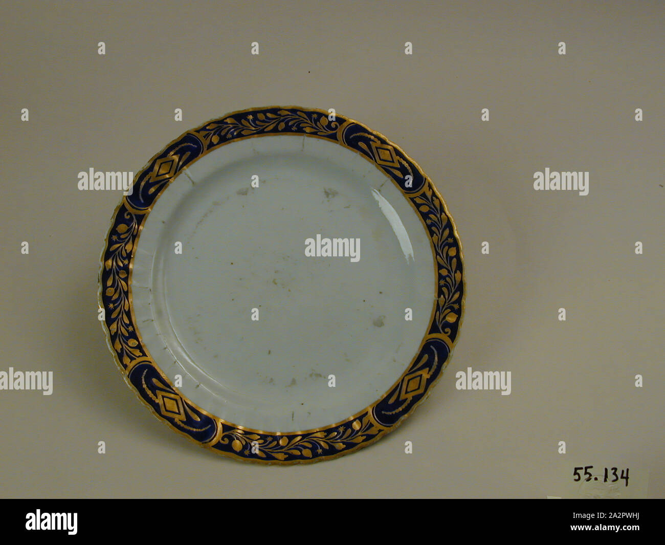 (Inconnu), chinois, 18e siècle Plaque émaillée, porcelaine pâte dure avec émail polychrome et dorure, Hauteur x diamètre : 7/8 x 9 5/8 in. (2,2 x 24,4 cm Banque D'Images