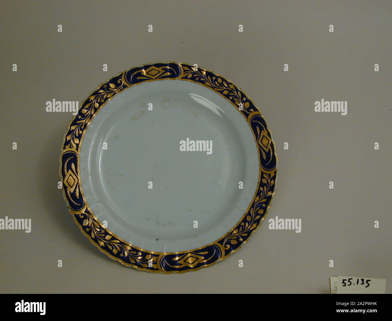 (Inconnu), chinois, 18e siècle Plaque émaillée, porcelaine pâte dure avec émail polychrome et dorure, Hauteur x diamètre : 1 15/16 x 9 3/4 in. (4,9 x 24,8 cm Banque D'Images