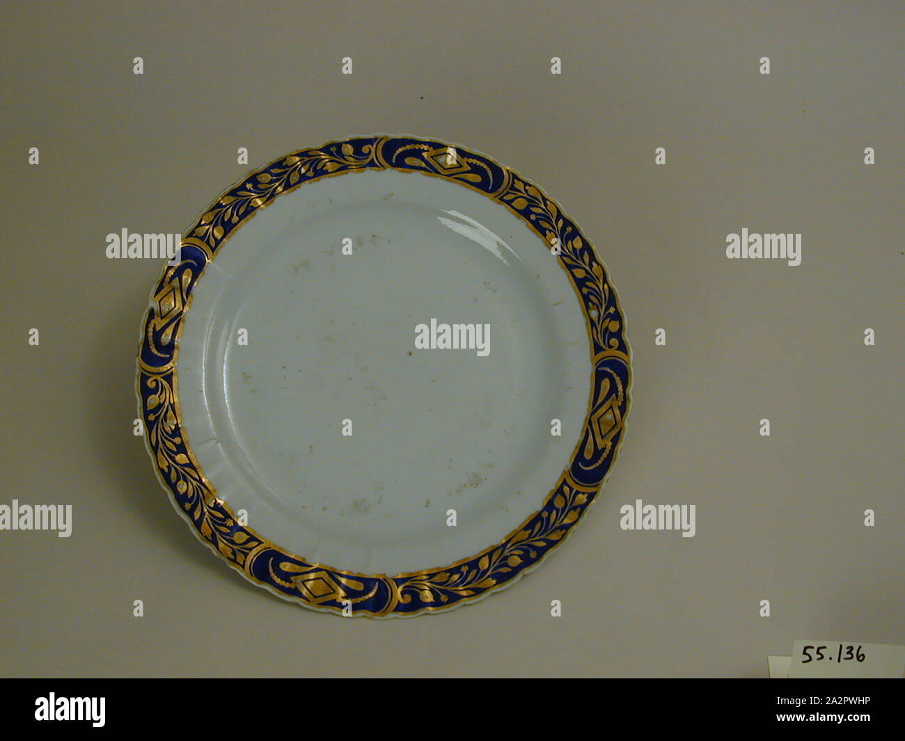 (Inconnu), chinois, 18e siècle Plaque émaillée, porcelaine pâte dure avec émail polychrome et dorure, Hauteur x diamètre : 15/16 x 9 3/4 in. (2,4 x 24,8 cm Banque D'Images