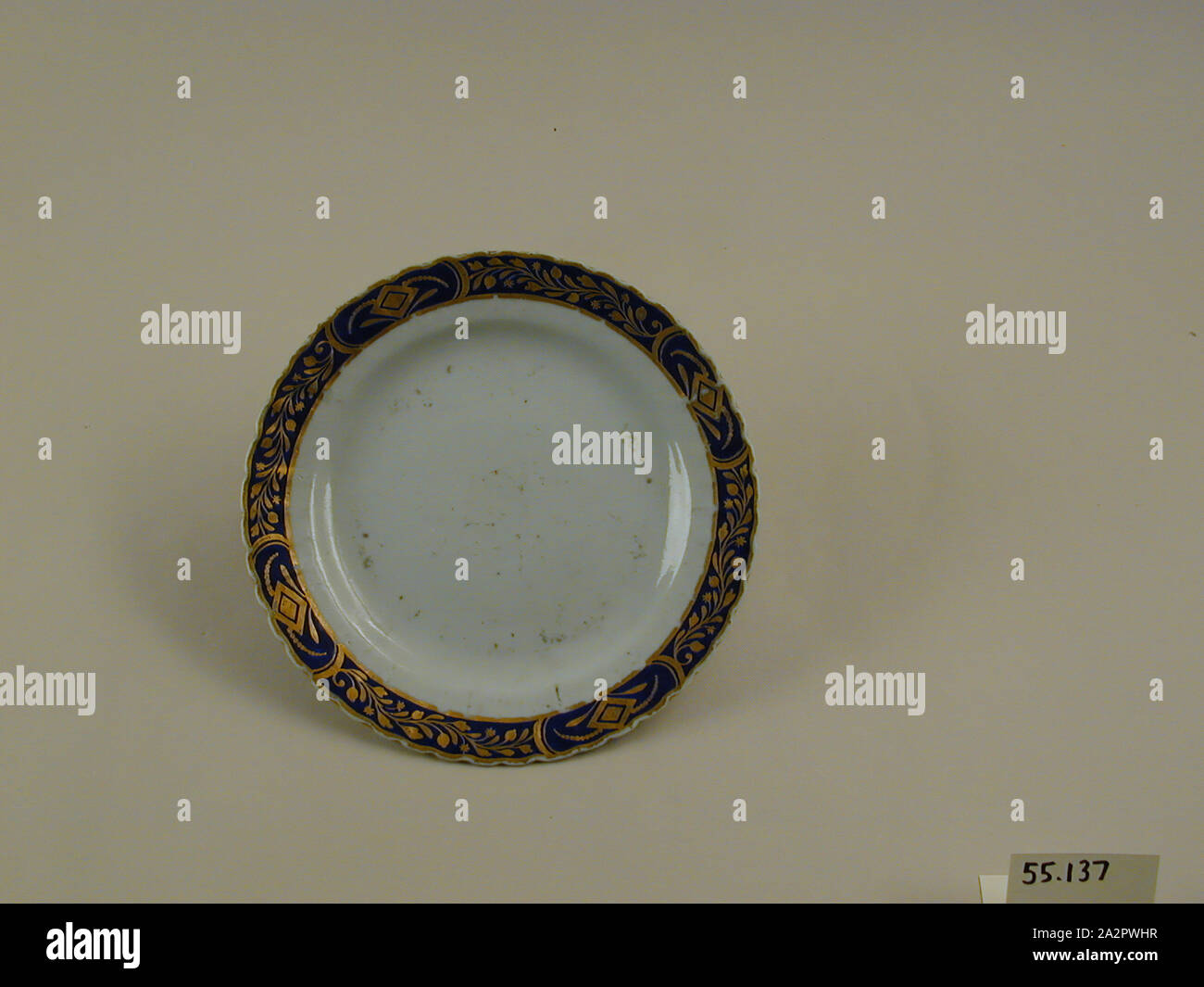(Inconnu), chinois, 18e siècle Plaque émaillée, porcelaine pâte dure avec émail polychrome et dorure, Hauteur x diamètre : 7/8 x 7 1/2 in. (2,2 x 19,1 cm Banque D'Images