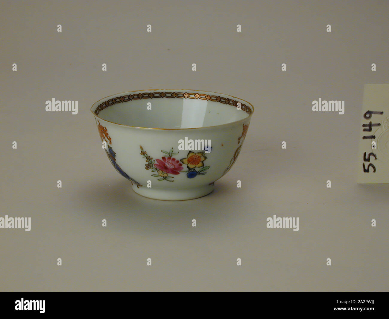 Inconnu (Chinois), CUP, fin du xviiie siècle, émaillée porcelaine pâte dure avec émail polychrome et dorure, Total : 1 9/16 × 3 1/16 po (4 × 7,8 cm Banque D'Images