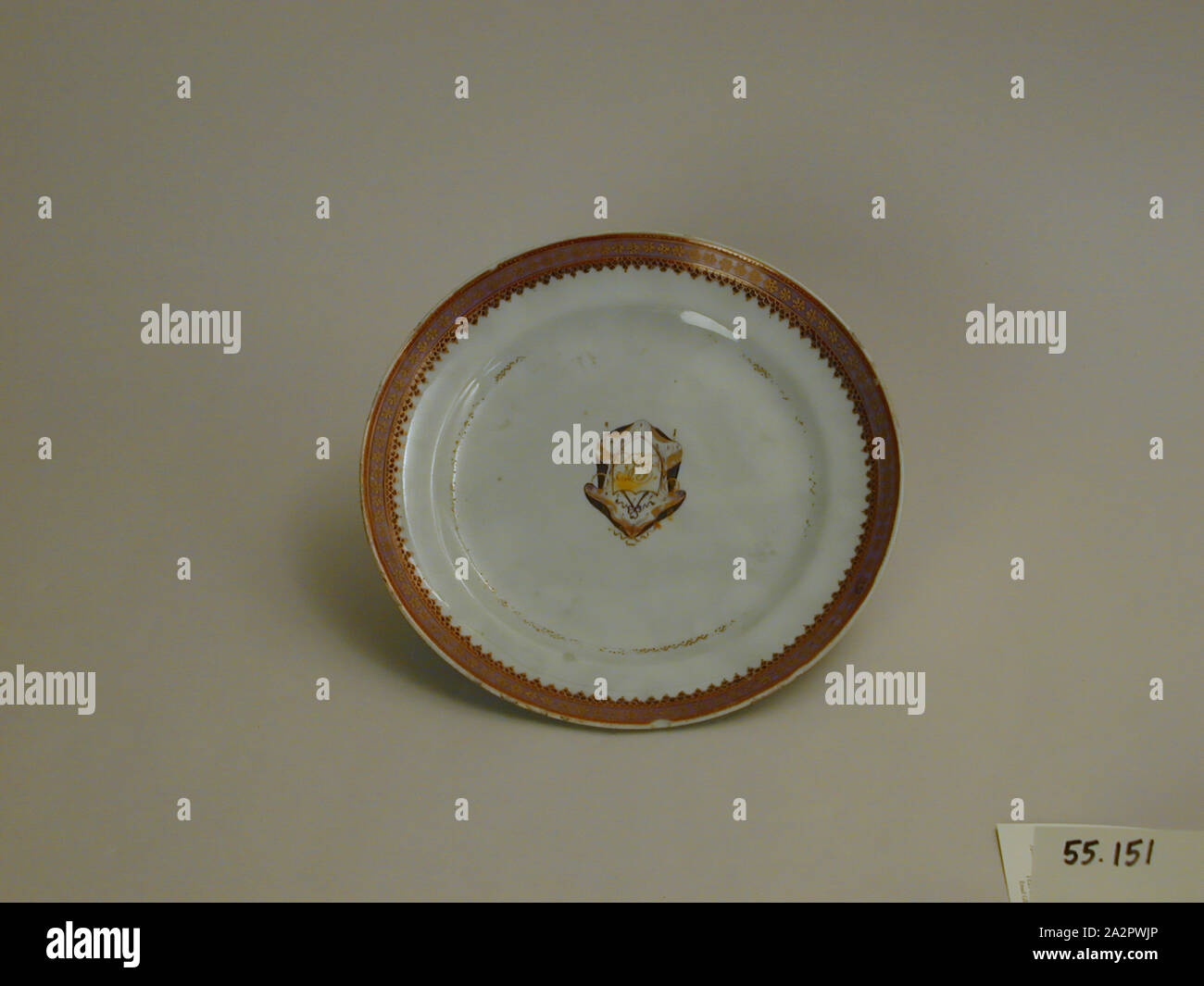 Inconnu (Chinois), la plaque, fin du xviiie siècle, émaillée porcelaine pâte dure avec émail polychrome et dorure, Hauteur x diamètre : 7/8 x 7 5/8 in. (2,2 x 19,4 cm Banque D'Images