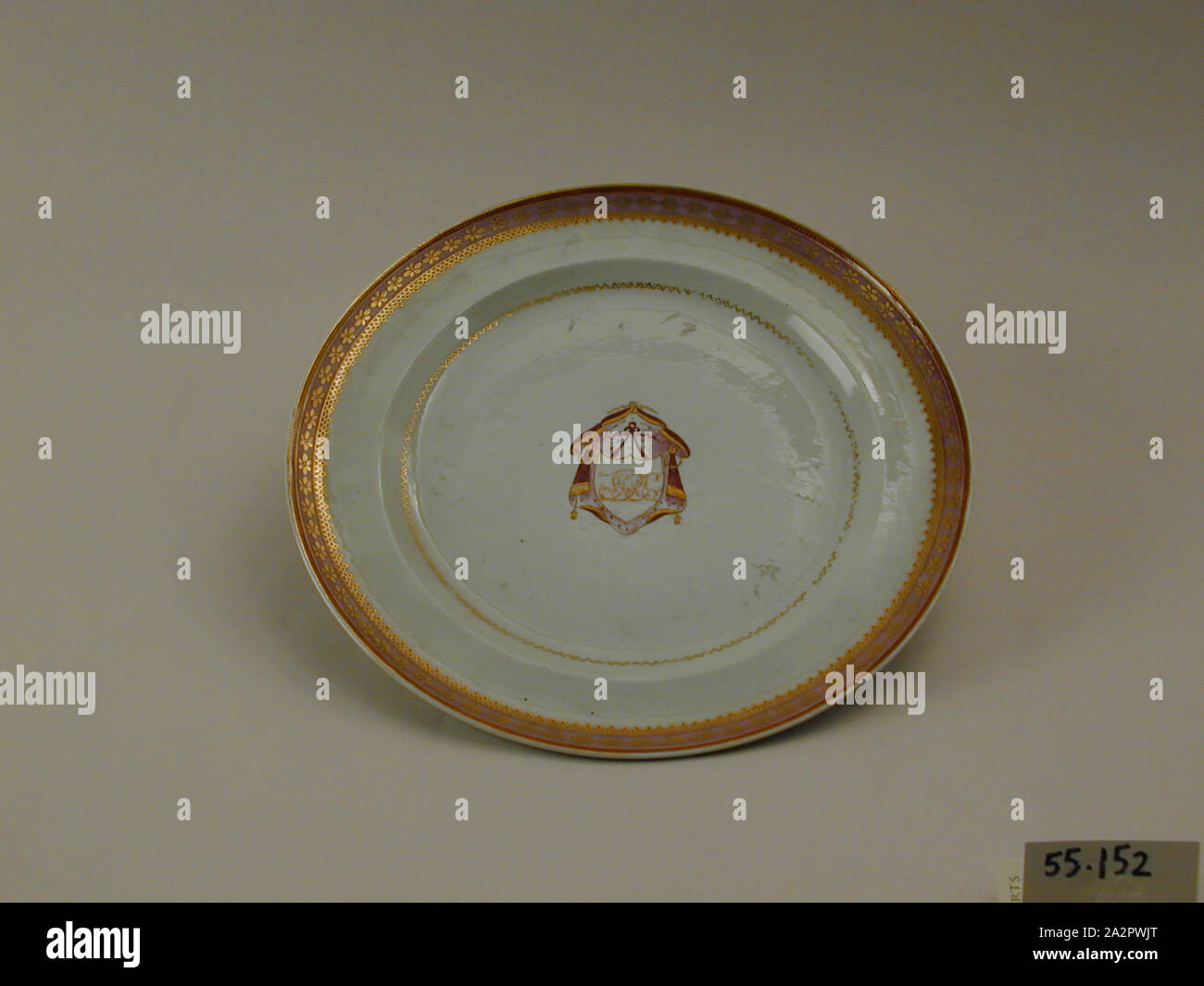 Inconnu (Chinois), la plaque, fin du xviiie siècle, émaillée porcelaine pâte dure avec émail polychrome et dorure, Hauteur x diamètre : 7/8 x 9 3/4 in. (2,2 x 24,8 cm Banque D'Images