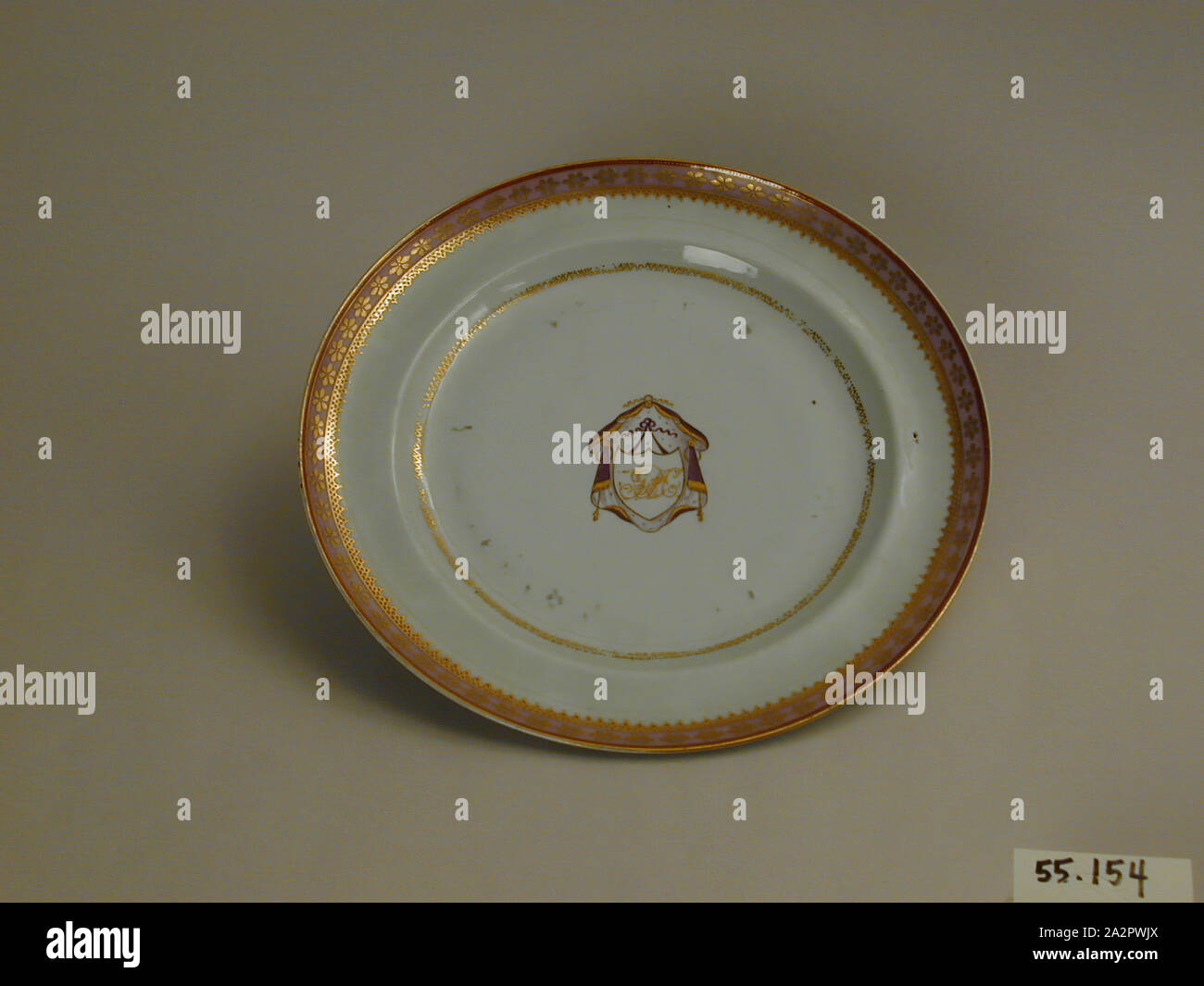 Inconnu (Chinois), la plaque, fin du xviiie siècle, émaillée porcelaine pâte dure avec émail polychrome et dorure, Hauteur x diamètre : 1 1/16 x 10 in. (2,7 x 25,4 cm Banque D'Images