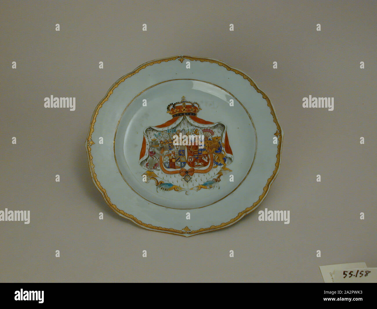 Inconnu (Chinois), la plaque, fin du xviiie siècle, émaillée porcelaine pâte dure avec émail polychrome et dorure, Hauteur x diamètre : 1 x 9 1/4 in. (2,5 x 23,5 cm Banque D'Images