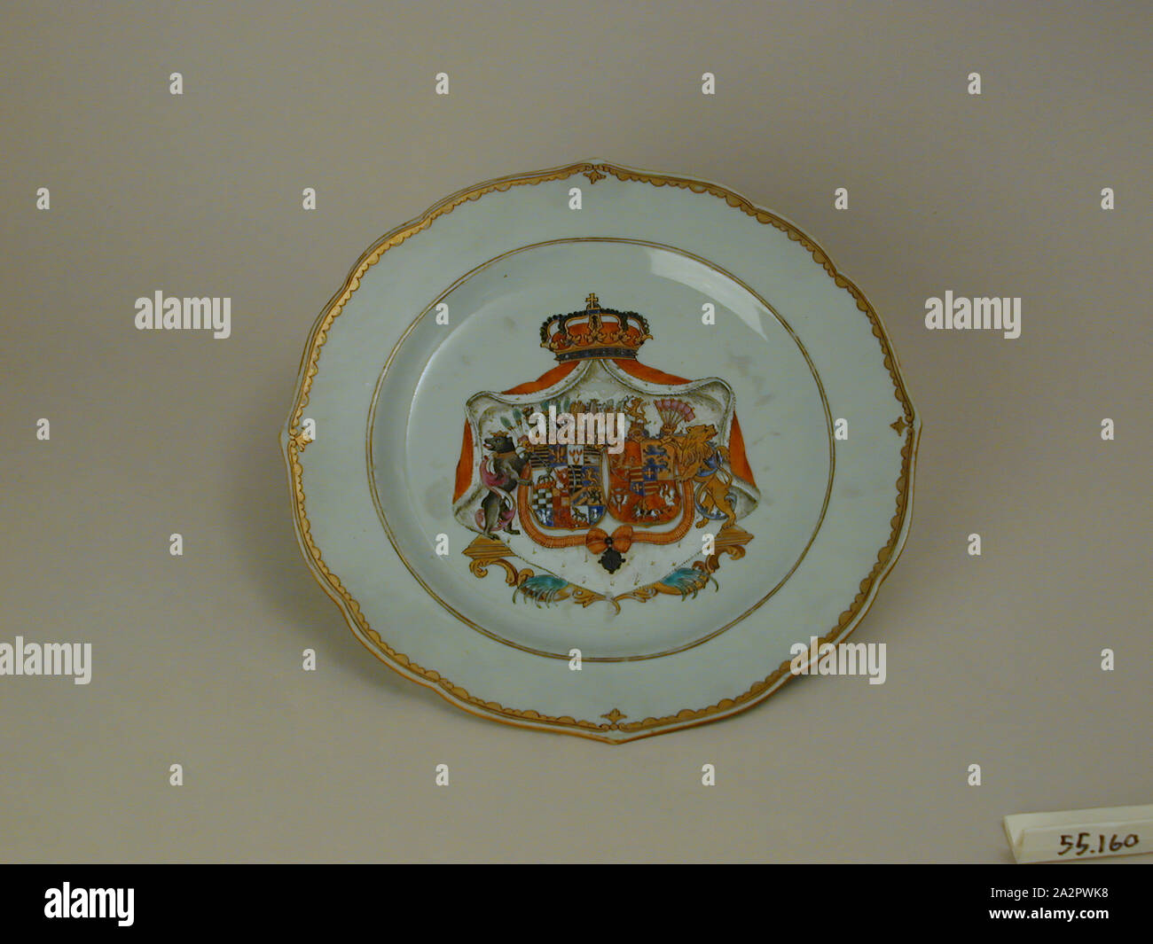Inconnu (Chinois), la plaque, fin du xviiie siècle, émaillée porcelaine pâte dure avec émail polychrome et dorure, Hauteur x diamètre : 1 x 9 1/4 in. (2,5 x 23,5 cm Banque D'Images