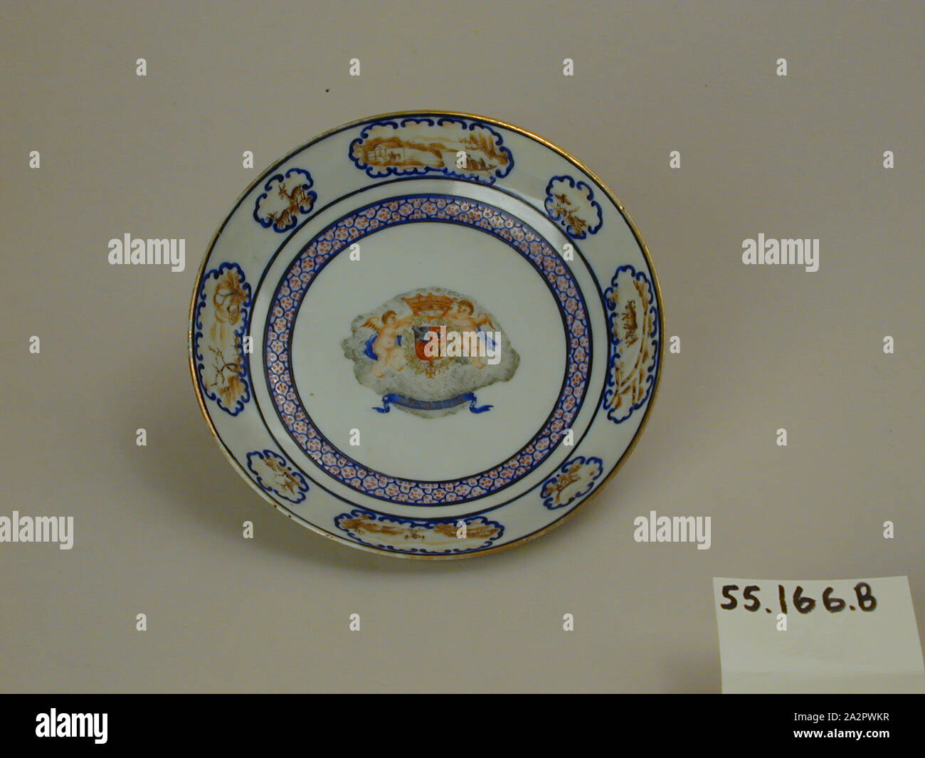 Inconnu (Chinois), soucoupe, environ 1805, disque-coller avec porcelaine émail polychrome et dorure, Total : 1 1/8 x 5 5/8 pouces (2,9 × 14,3 cm Banque D'Images
