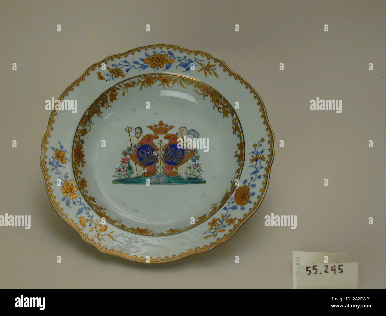 Inconnu (Chinois), assiette à soupe, fin du xviiie siècle, émaillée porcelaine pâte dure avec émail polychrome et dorure, Hauteur x diamètre : 1 1/2 x 9 in. (3,8 x 22,9 cm Banque D'Images