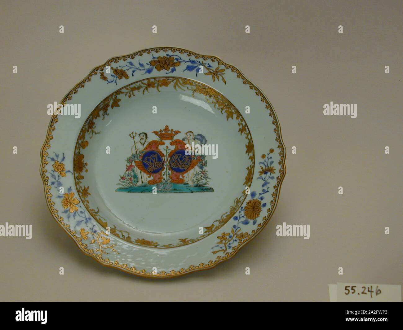 Inconnu (Chinois), assiette à soupe, fin du xviiie siècle, émaillée porcelaine pâte dure avec émail polychrome et dorure, Hauteur x diamètre : 1 1/8 x 9 in. (2,9 x 22,9 cm Banque D'Images