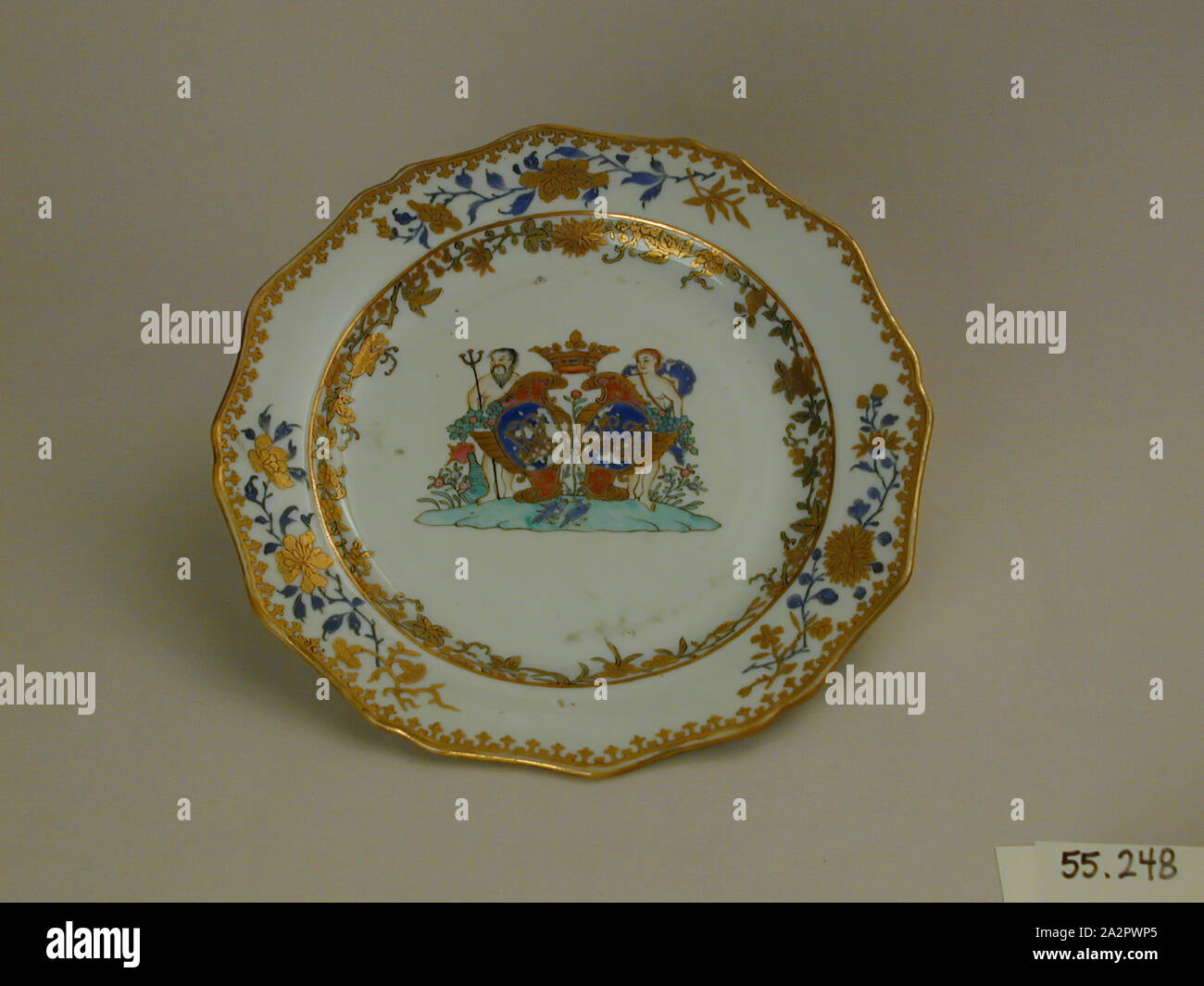Inconnu (Chinois), assiette, fin du xviiie siècle, émaillée porcelaine pâte dure avec émail polychrome et dorure, Hauteur x diamètre : 1 x 8 3/4 in. (2,5 x 22,2 cm Banque D'Images