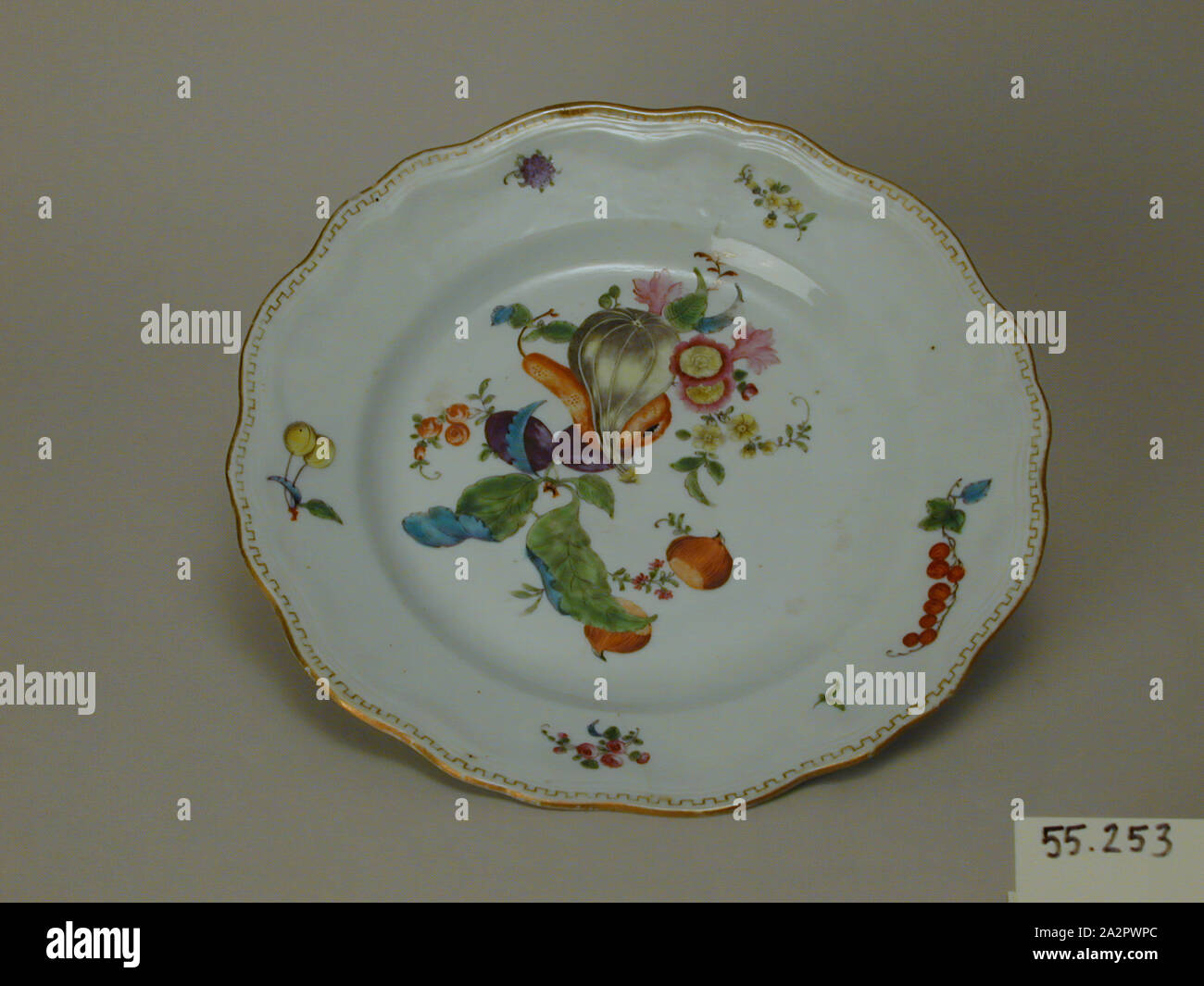 Inconnu (Chinois), la plaque, fin du xviiie siècle, émaillée porcelaine pâte dure avec émail polychrome et dorure, Total : 1 1/16 x 9 1/8 po (2,7 × 23,2 cm Banque D'Images