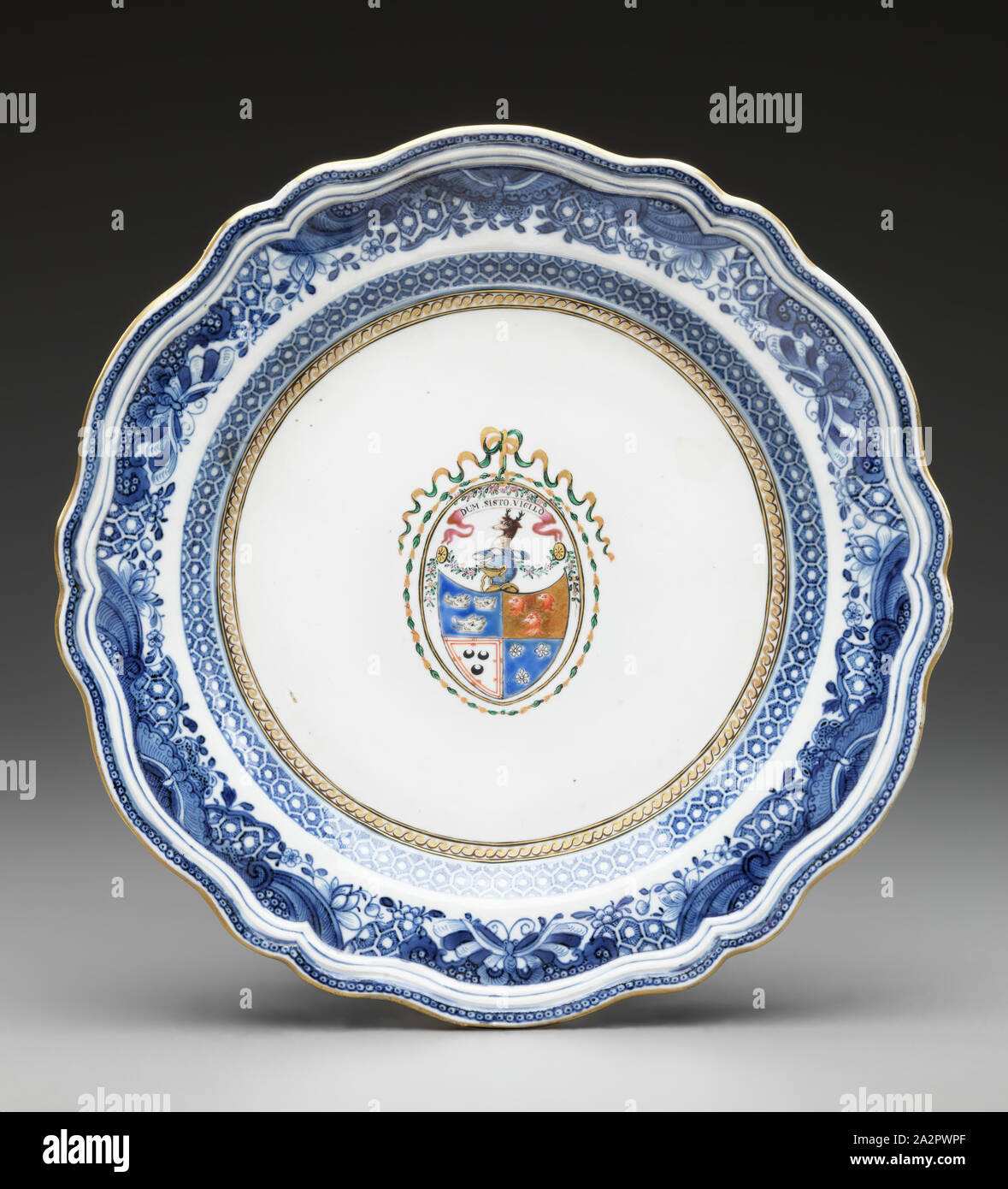 Inconnu (Chinois), assiette, fin du xviiie siècle, émaillée porcelaine pâte dure avec émail polychrome et dorure, Total : 15/16 × 9 7/16 pouces (2,4 × 23,9 cm Banque D'Images