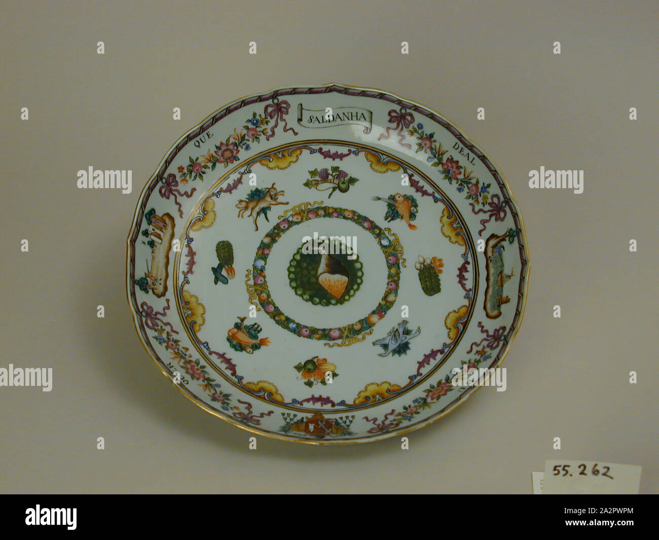 Inconnu (Chinois), plat, fin du 18e siècle, émaillée porcelaine pâte dure avec émail polychrome, Hauteur x diamètre : 1 5/8 x 9 3/4 in. (4,1 x 24,8 cm Banque D'Images