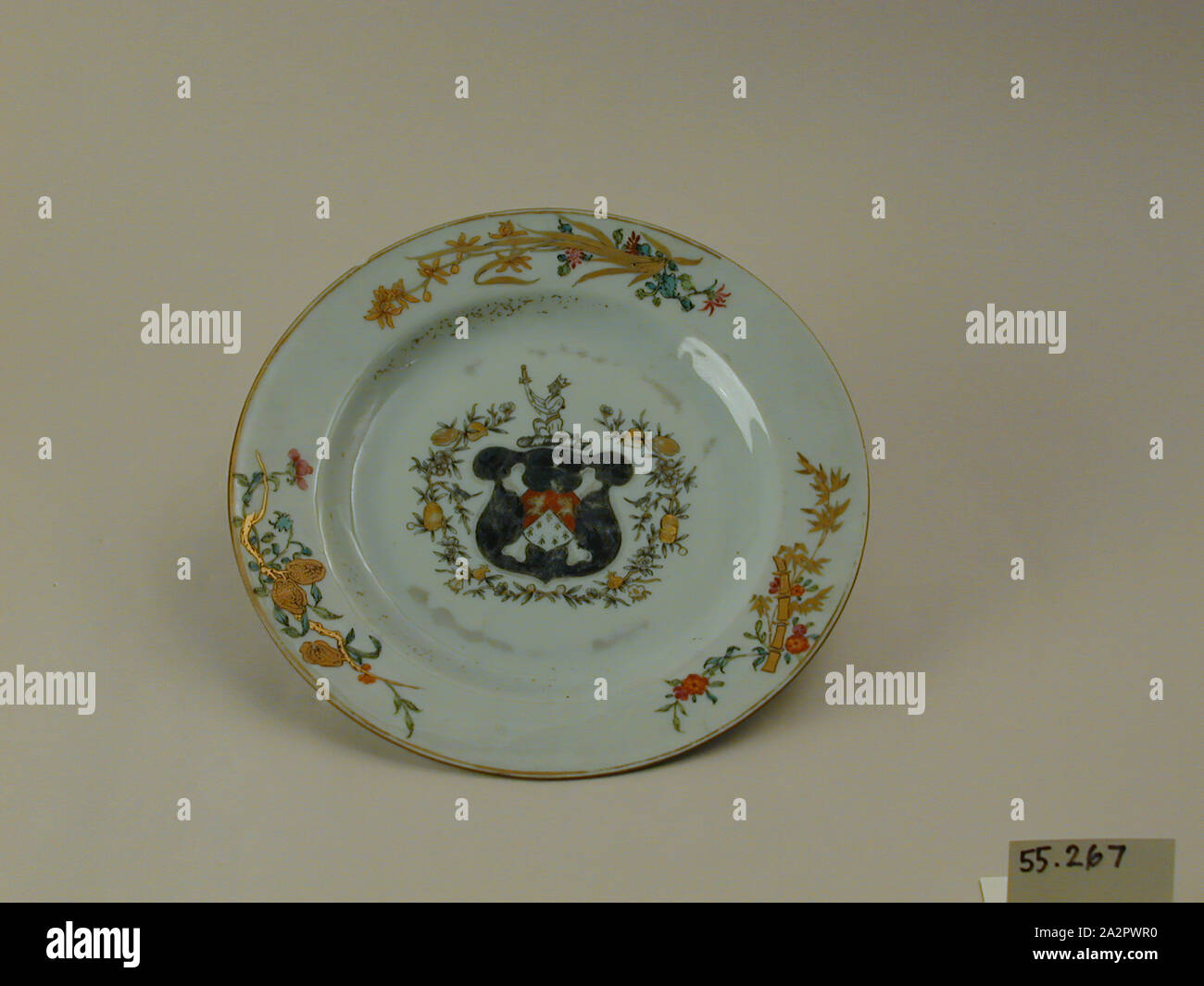 Inconnu (Chinois), assiette, fin du xviiie siècle, émaillée porcelaine pâte dure avec émail polychrome et dorure, Hauteur x diamètre : 1 x 9 in. (2,5 x 22,9 cm Banque D'Images