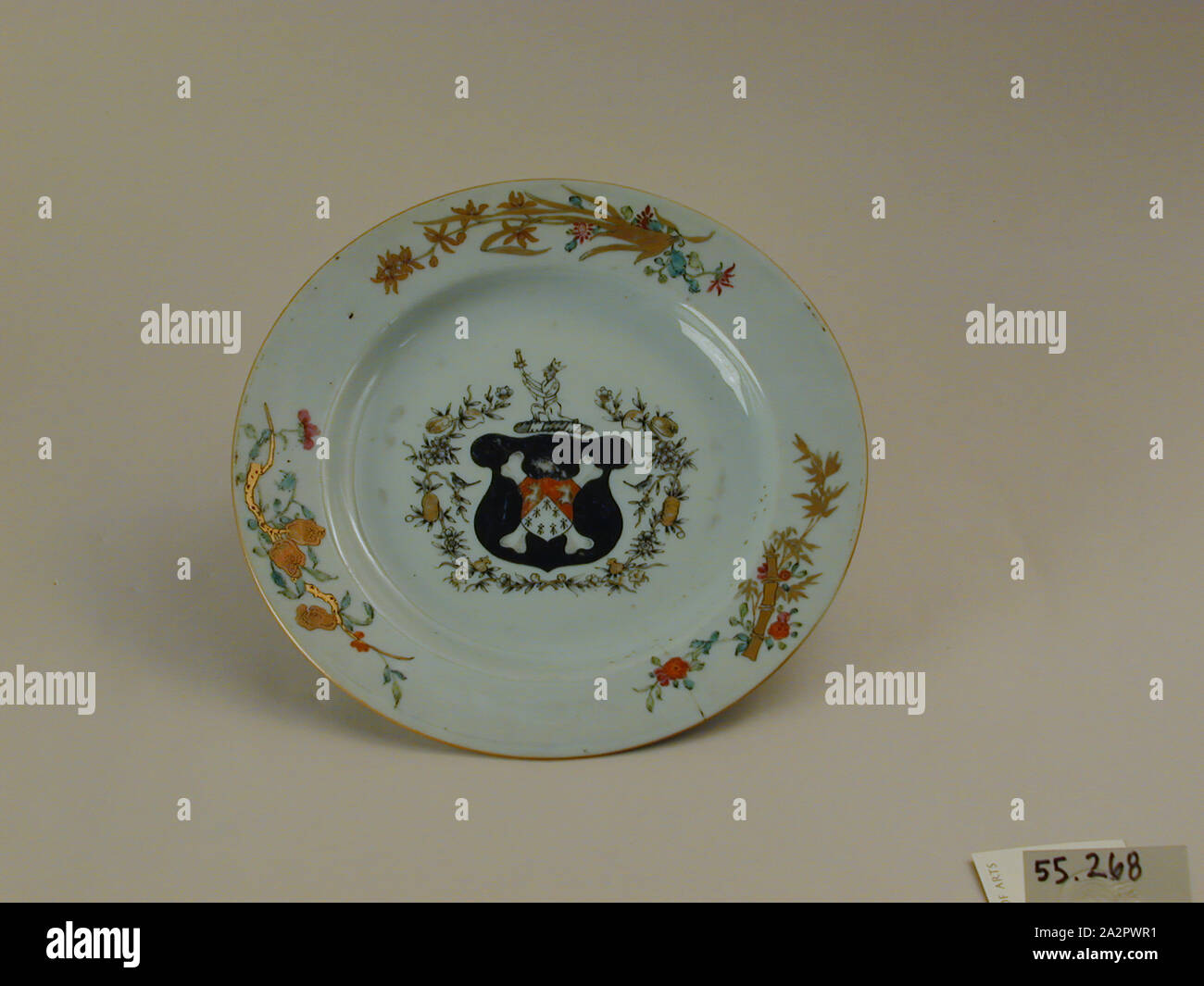 Inconnu (Chinois), assiette, fin du xviiie siècle, émaillée porcelaine pâte dure avec émail polychrome et dorure, Hauteur x diamètre : 1 x 9 1/16 in. (2,7 x 22,9 cm Banque D'Images