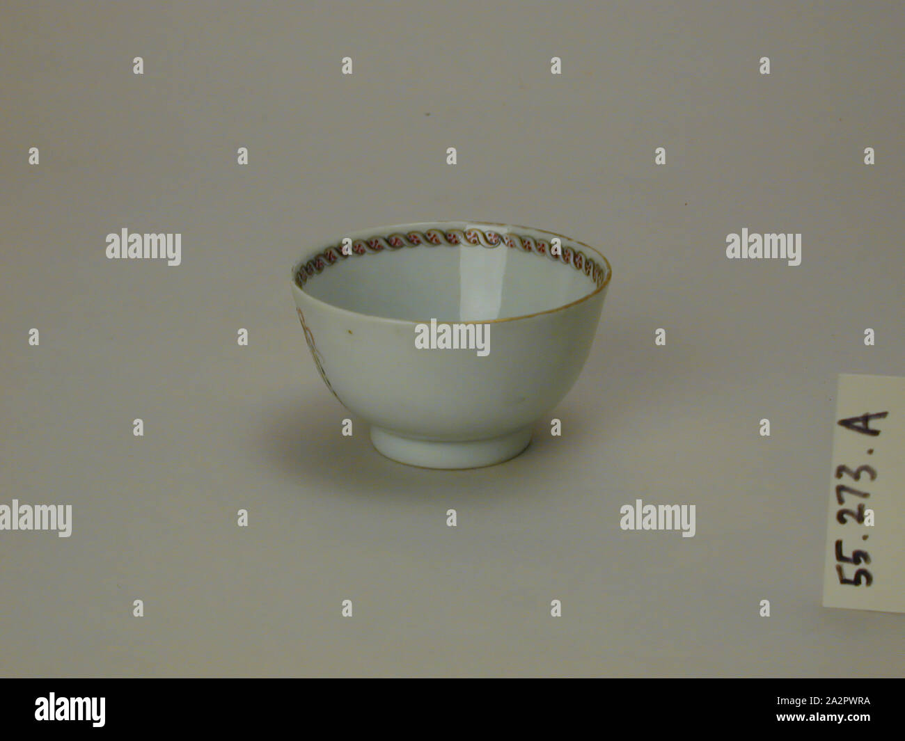 Inconnu (Chinois), CUP, fin du xviiie siècle, émaillée porcelaine pâte dure avec émail polychrome, Total : 1 × 3 pouces 3/4 (4,4 × 7,6 cm Banque D'Images