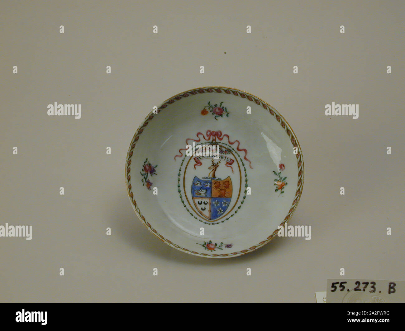 Inconnu (Chinois), soucoupe, fin du 18e siècle, émaillée porcelaine pâte dure avec émail polychrome, Total : 1 1/8 x 4 3/4 po (2,9 × 12,1 cm Banque D'Images