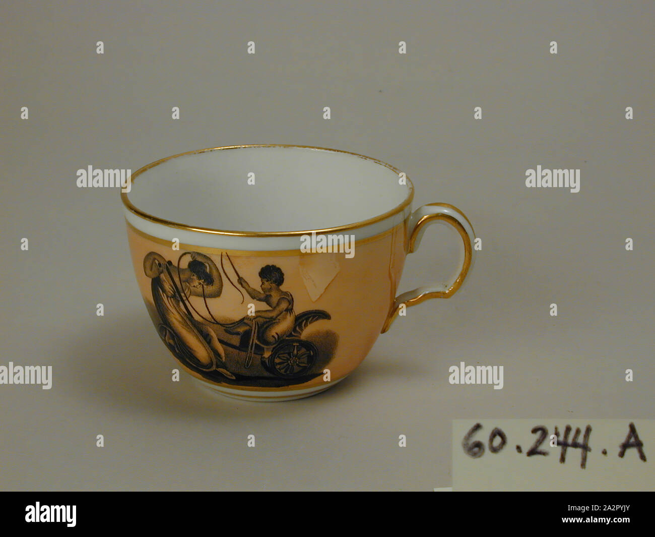 Tasse, 1810/1820, Soft-coller avec porcelaine bat noir imprime et lustre, lustre d'or 2 x 4 1/2 x 3 1/4 in. (6,4 x 10,2 x 8,3 cm Banque D'Images