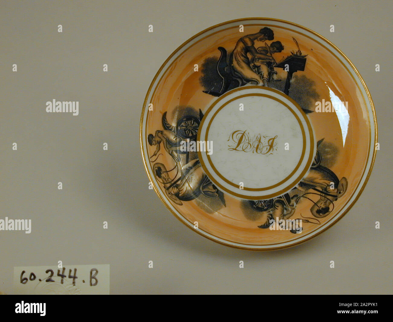 Soucoupe, 1810/1820, Soft-coller avec porcelaine bat noir imprime et lustre, lustre or Hauteur x diamètre : 1 1/4 x 5 5/8 in. (3,2 x 14,3 cm Banque D'Images