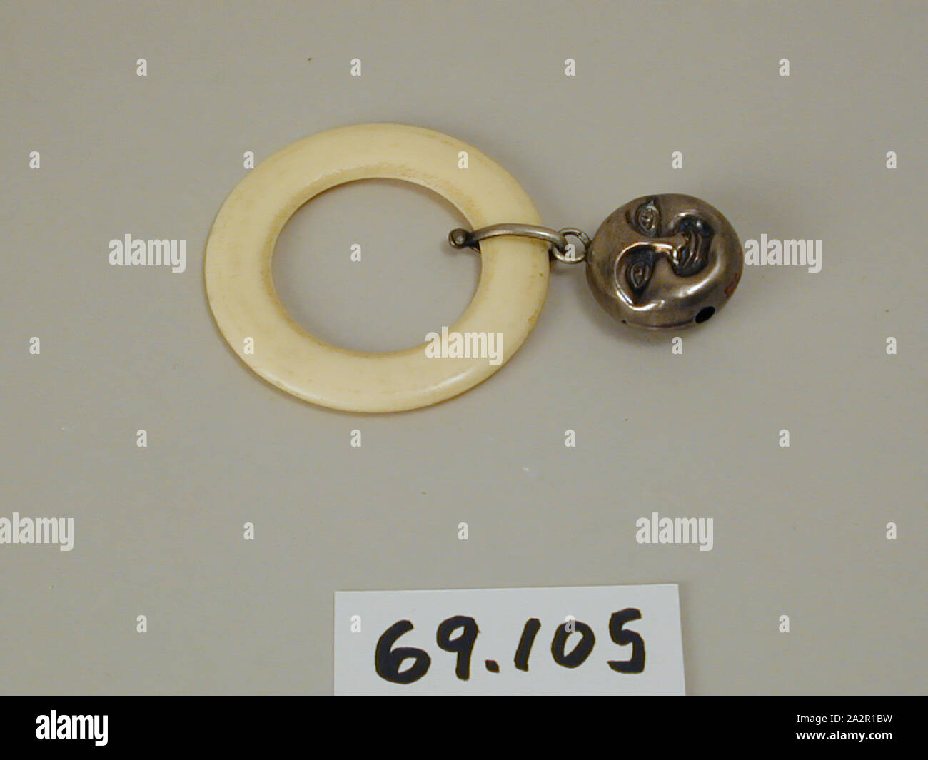 Inconnu (Anglais), Hochet Bébé avec anneau de dentition, 1921, argent,  ivoire, 3 1/4 x 2 1/8 x 1/2 in. (8,3 x 5,4 x 1,3 cm Photo Stock - Alamy