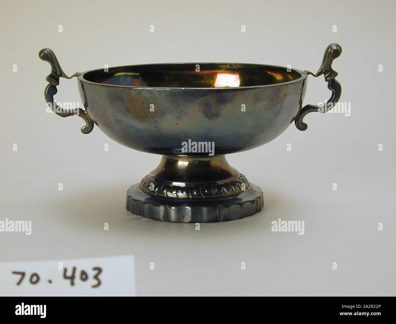 Inconnu (français), Two-Handled Cup, 18e siècle, l'argent, 3 1/2 x 6 5/8 x 5 in. (8,9 x 16,8 x 12,7 cm Banque D'Images