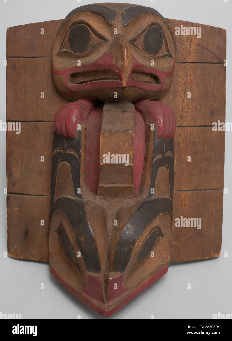 Le Haida, Amérindiens, Sommet de coiffure, 19e siècle, le bois de cèdre (peut-être), Total : 8 3/4 × 6 × 3/4 3 1/2 pouces (22,2 × 17,1 × 8,9 cm Banque D'Images