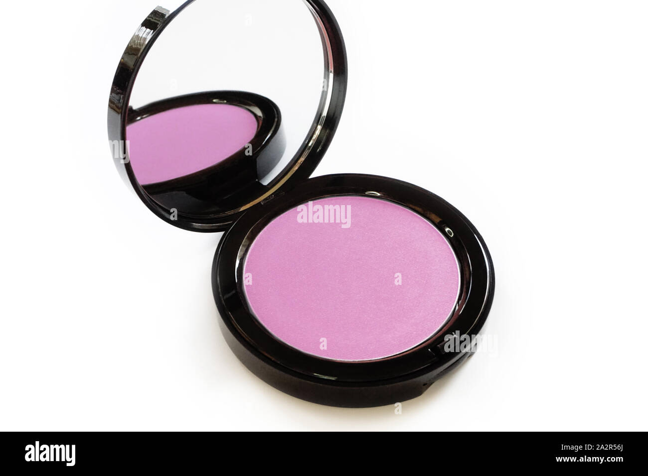 Makeup blush joue en rose corail rose sur fond blanc Photo Stock - Alamy