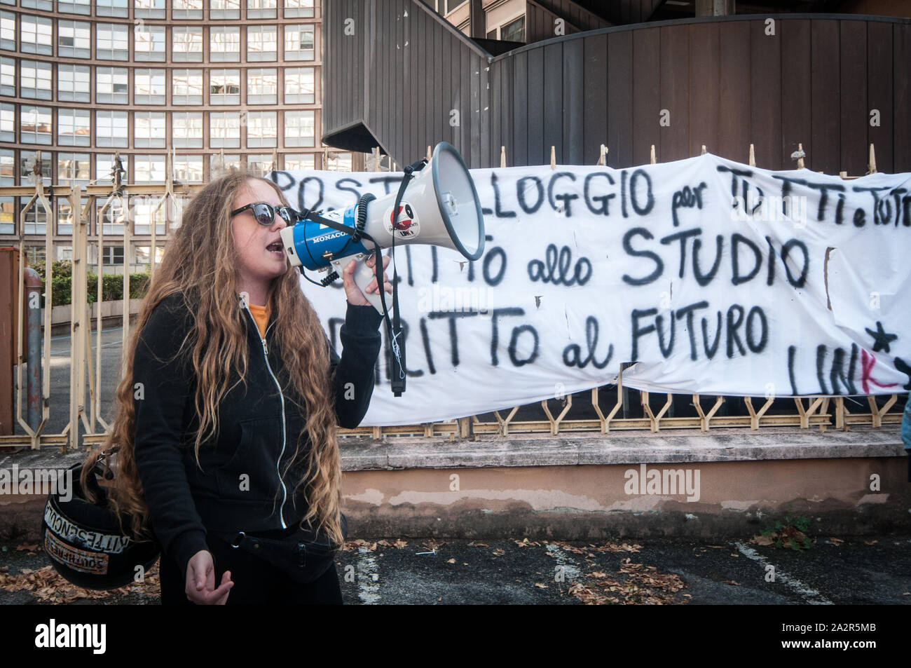 Rome, Italie. 06Th Oct, 2019. Protestation des étudiants universitaires en face de la région du Latium pour le manque de logements dans la province de Rome. (Photo par Andrea Ronchini/Pacific Press) Credit : Pacific Press Agency/Alamy Live News Banque D'Images