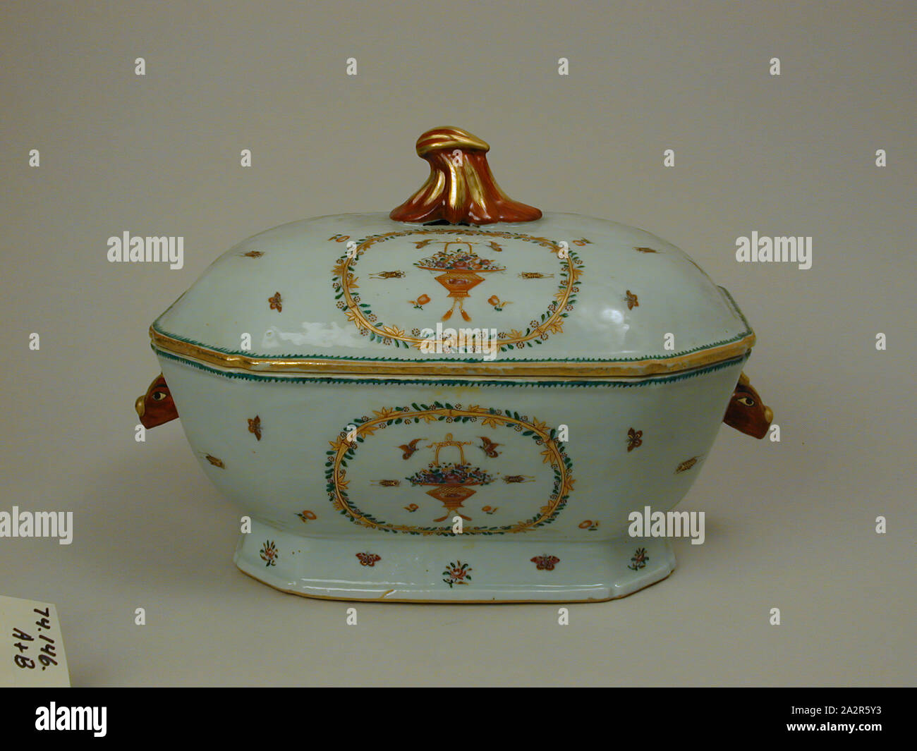 Soupière, couvrir et Underplatter, 18e siècle, carreaux de porcelaine à pâte dure avec émail polychrome et dorure, 9 x 13 1/4 x 8 1/2 in. (22,9 x 33,7 x 21,6 cm Banque D'Images