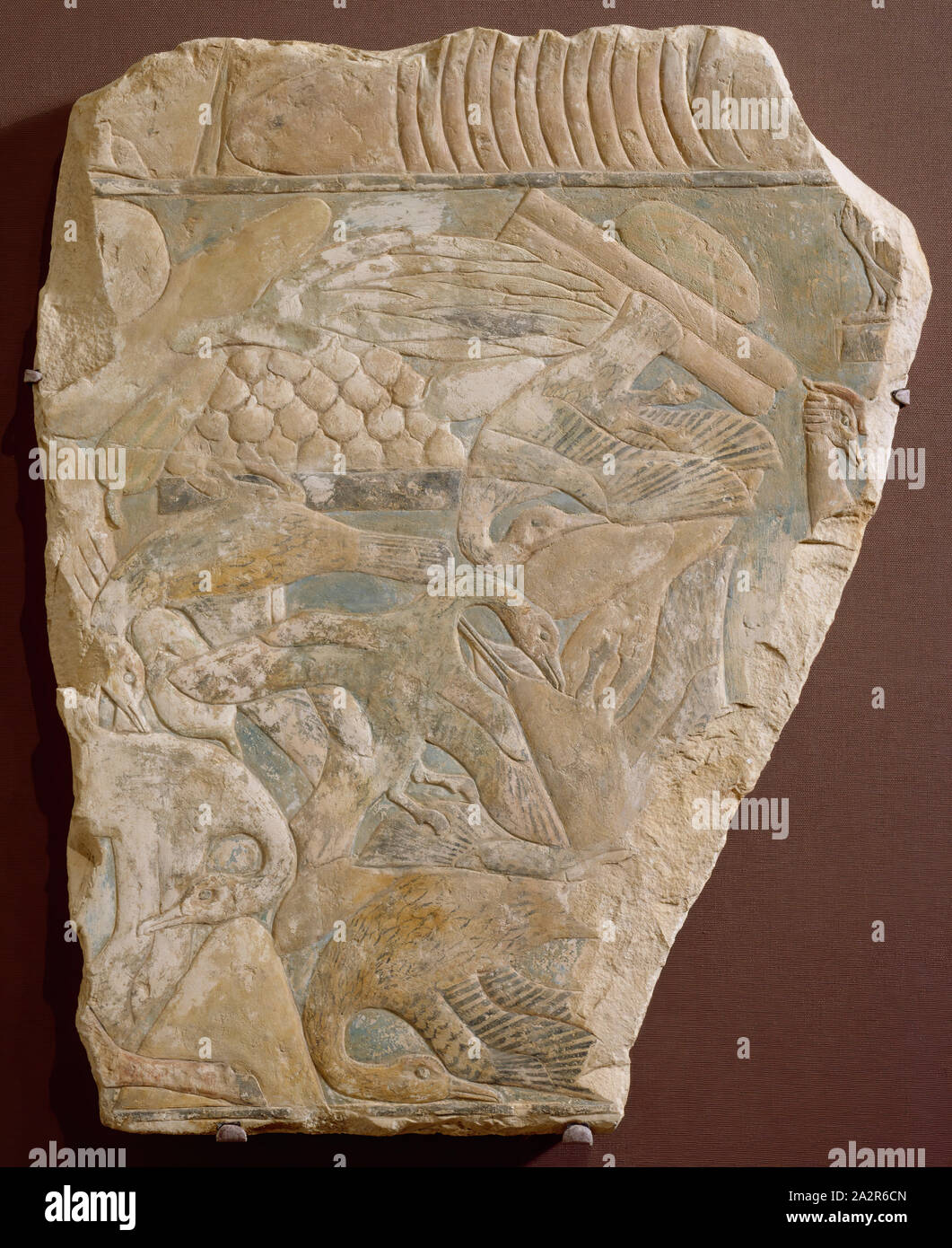 L'Egyptien, relief montrant l'épargne de la personne décédée, 2450/2290, C.-B., calcaire peint 19 x 15 3/8 x 1 1/8 in. (48,3 x 39 x 2,9 cm Banque D'Images