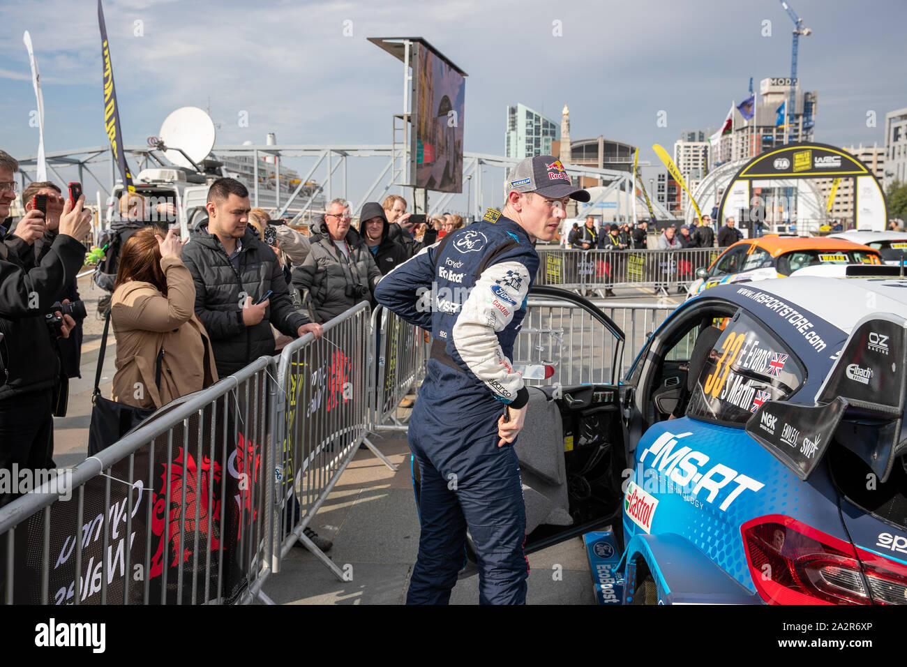 Liverpool, Royaume-Uni. 3e oct, 2019. Elfyn Evans arives à Liverpools Pier Head, et plus ses fans avant le début de la Wales Rally GB, Crédit : Jason Richardson/Alamy Live News Banque D'Images