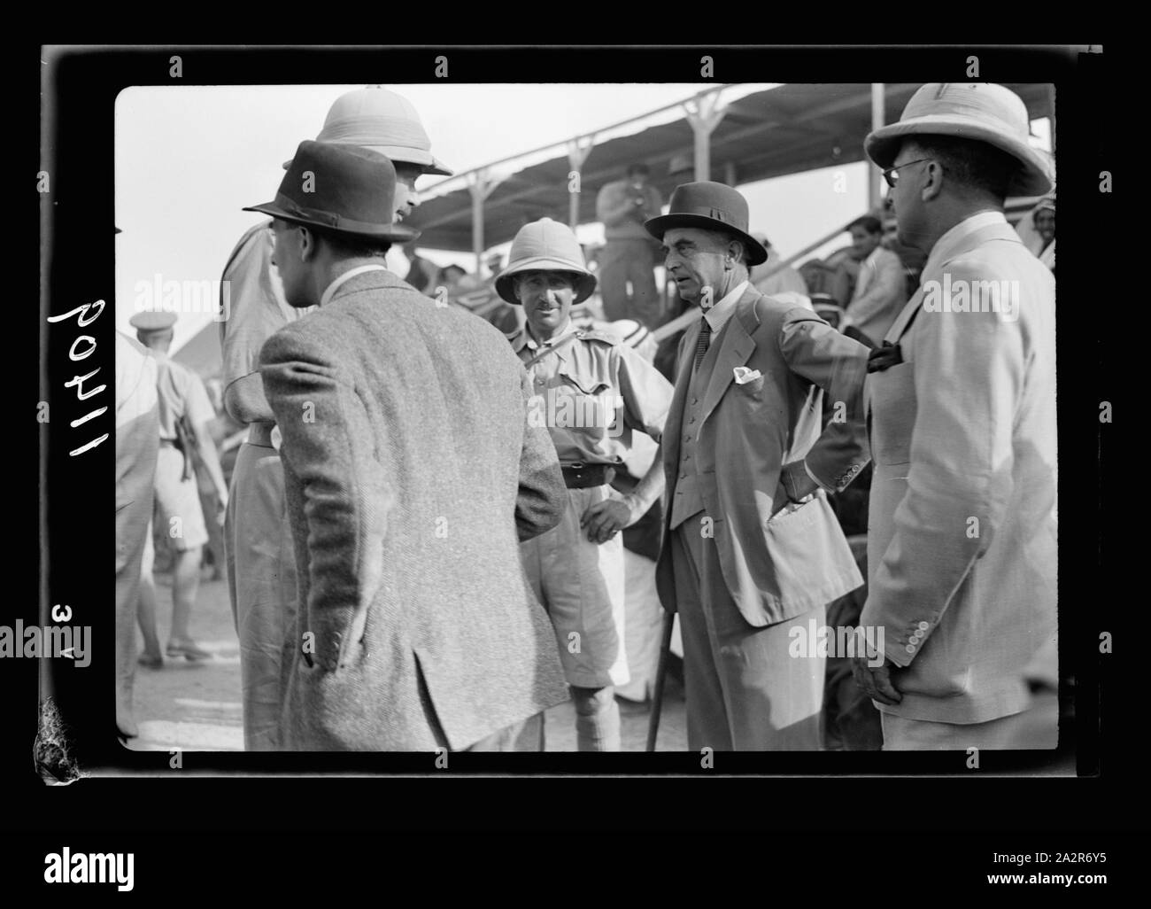 Réunion de courses (horse & Camel). Beer Schéba. S.e. (c.-à-d., S. E.) Le Haut Commissaire (close up) parmi la foule en face de grand stand Banque D'Images