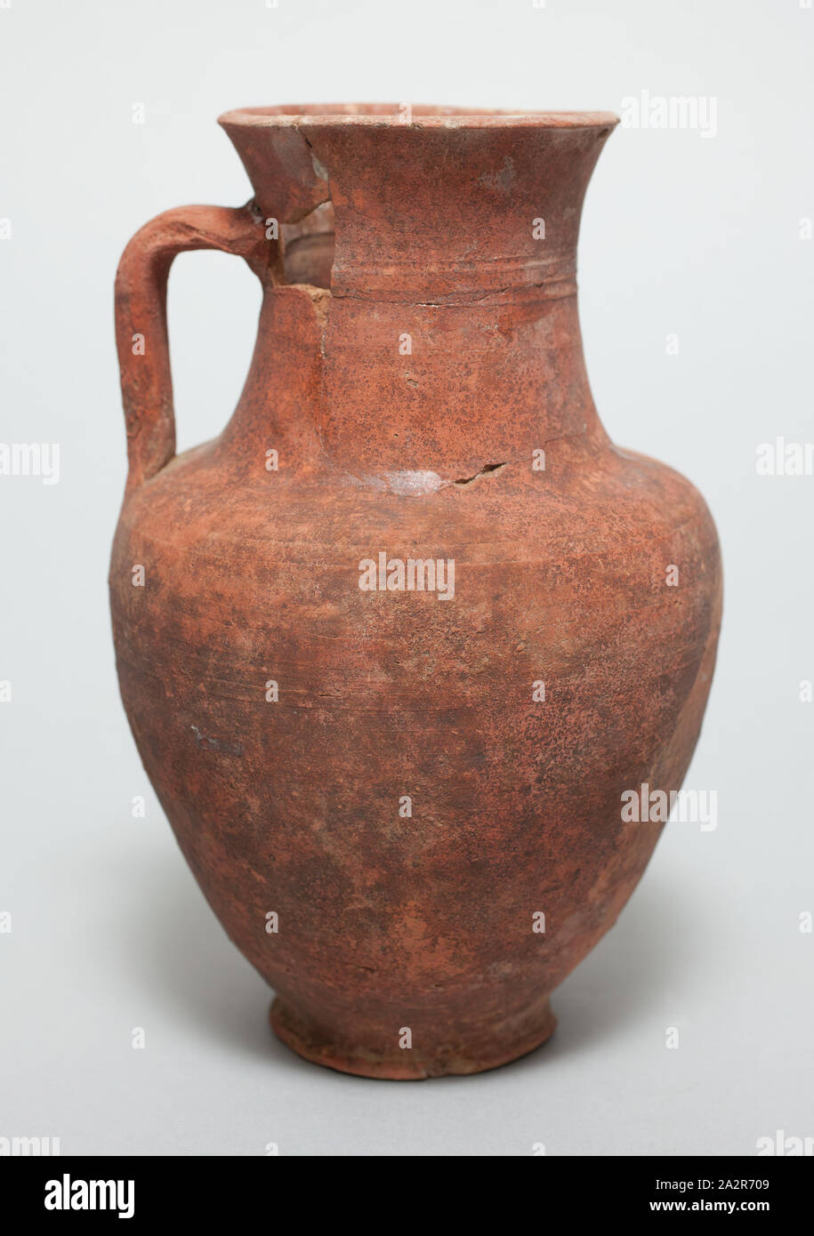 L'Égyptien, à vin, 3ème - 1er siècle avant notre ère, la terre cuite, Total : 7 3/8 po × 5 po (18,7 × 12,7 cm Banque D'Images