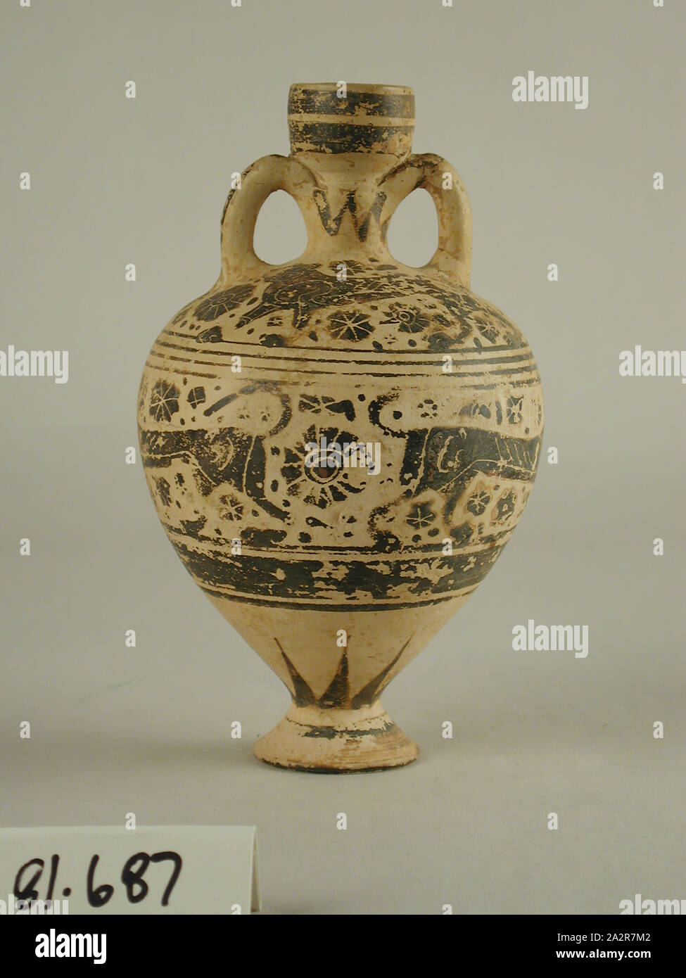 Corinthian Amphoriskos grec, avec frise de panthères, c. 575 avant J.-C., l'argile (faïence), 6 x 4 1/2 x 3 3/4 in. (16,5 x 10,2 x 9,5 cm Banque D'Images