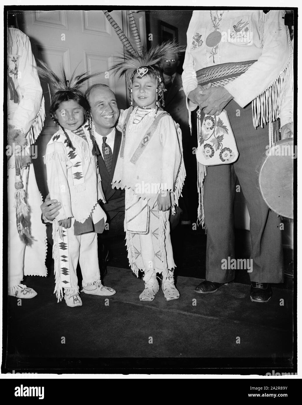 Tsar Radio critique (Federal Communications Commission). Washington, D.C., 6 juin. Réunion d'aujourd'hui ... 200() représentants radio entendu Mark Ethridge, président de l'Association nationale des organismes de radiodiffusion, de critiquer la pratique de ... de licences pour des périodes de six mois comme injuste pour les radiodiffuseurs. Ethridge laisser aller son explosion comme la radio fonctionnaires réunis à la première session de l'audience qui s'est ouverte aujourd'hui avant que la Federal Trade Commission sur le projet de modification de la réglementation pour l'industrie de la radiodiffusion, 6/6/38 Banque D'Images
