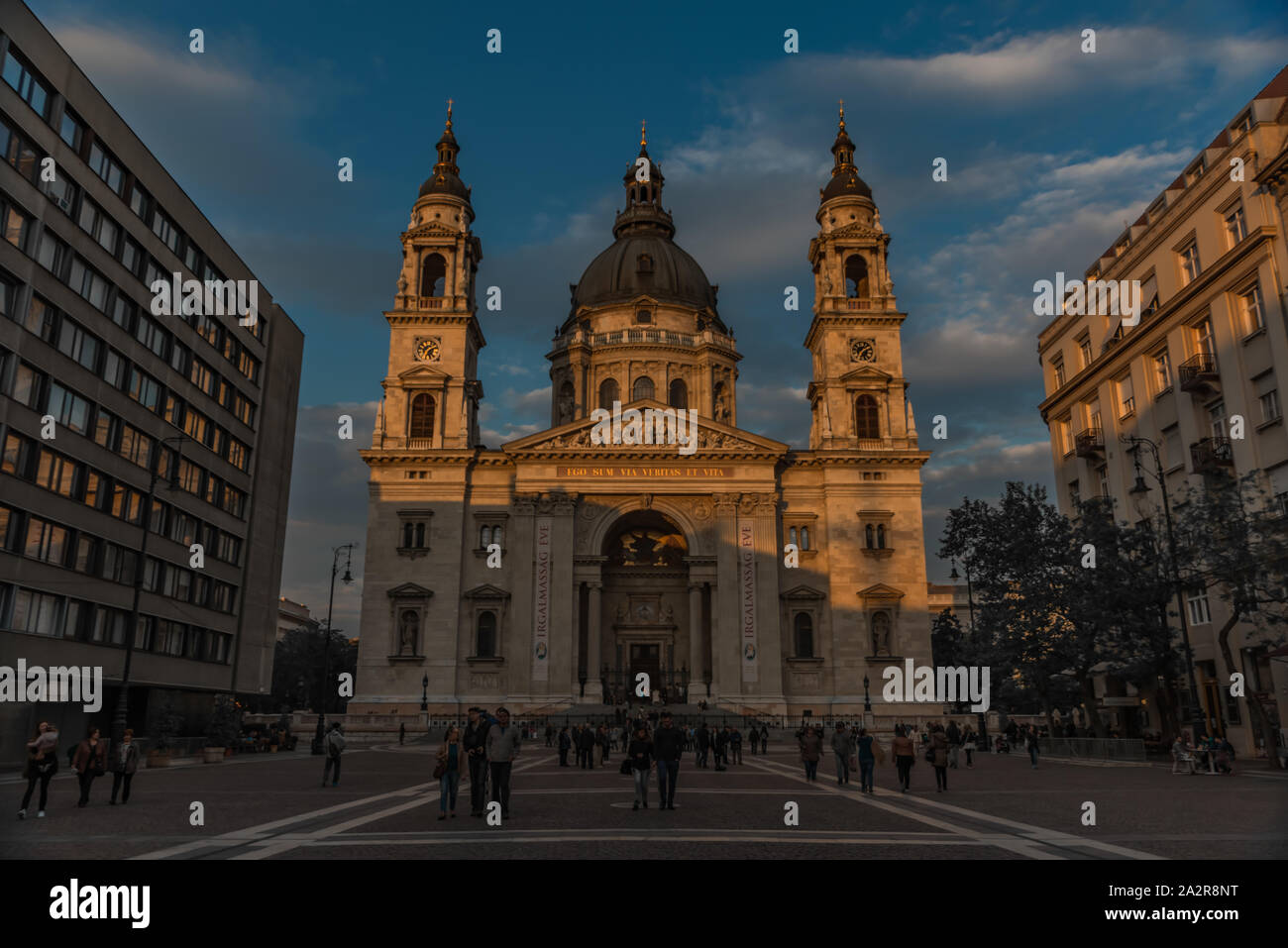 Une photo de la Basilique dans le coucher du soleil (Budapest). Banque D'Images