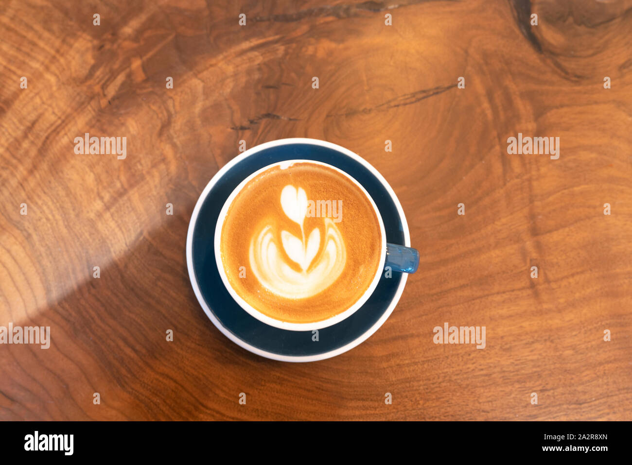 Dans une tasse de café Cappucino Banque D'Images