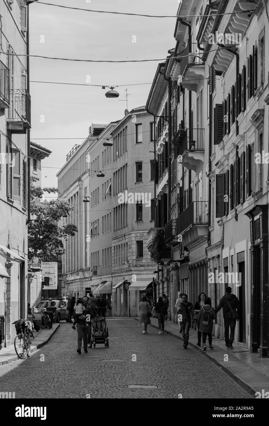 Une photo en noir et blanc des rues de Vérone. Banque D'Images