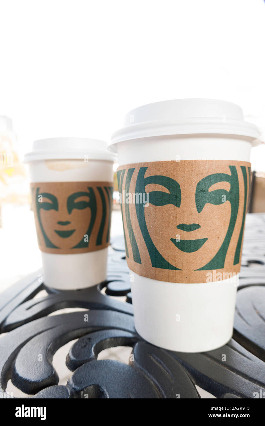 Café Starbucks à aller sur une table patio, USA Banque D'Images