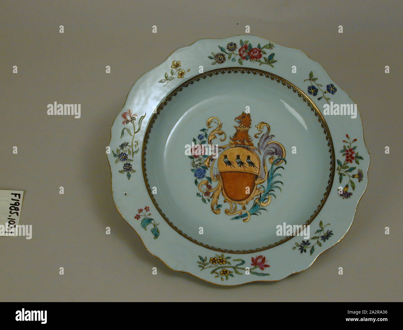 Assiette à soupe, 18e siècle, émaillée porcelaine pâte dure avec émail polychrome et dorure, Hauteur x diamètre : 1 1/2 x 9 in. (3,8 x 22,9 cm Banque D'Images