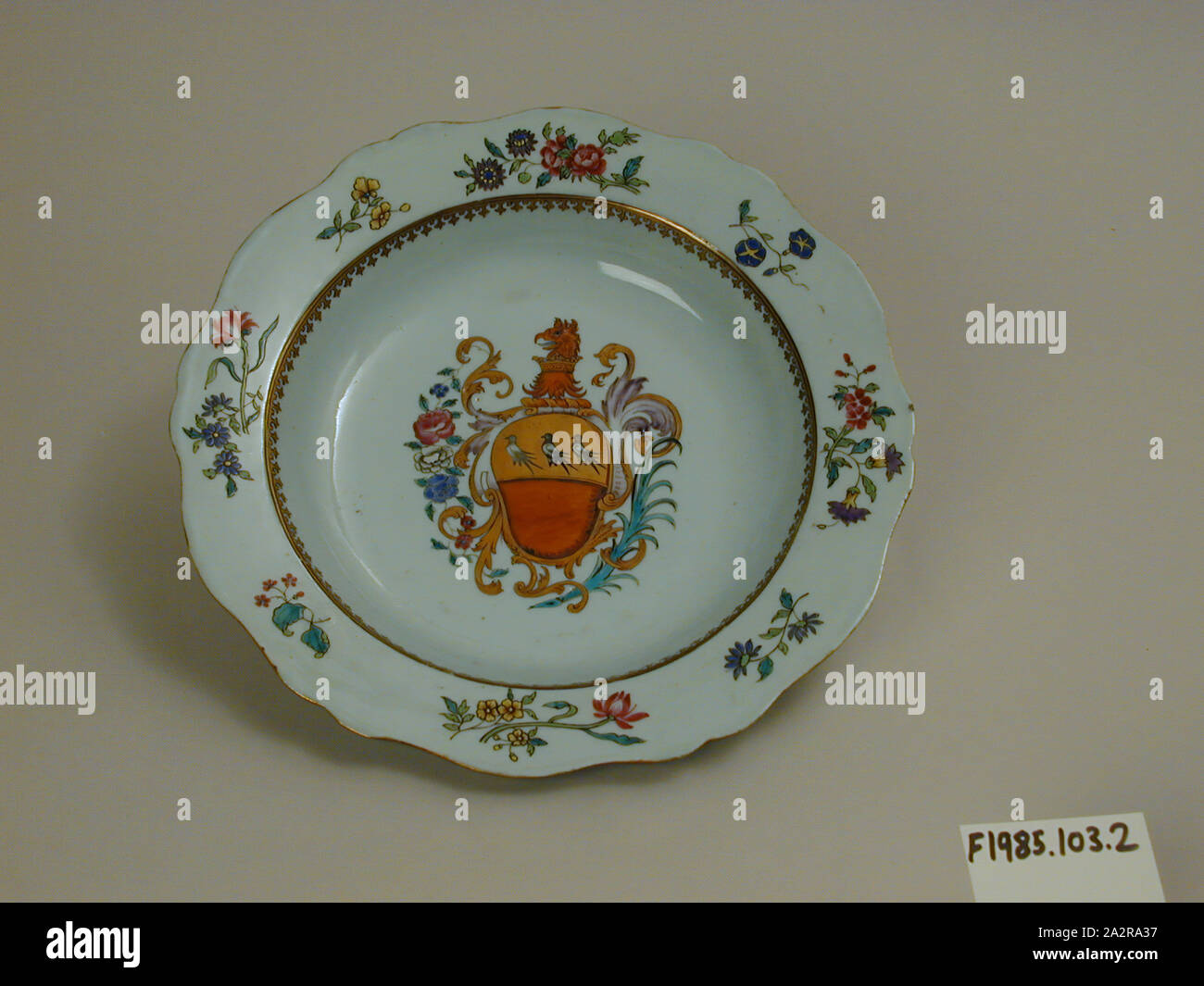 Assiette à soupe, 18e siècle, émaillée porcelaine pâte dure avec émail polychrome et dorure, Hauteur x diamètre : 1 1/2 x 9 1/8 in. (3,8 x 23,2 cm Banque D'Images