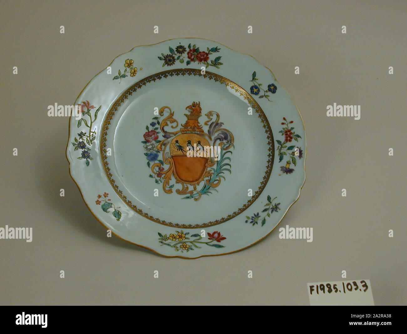 18e siècle, Plaque émaillée, porcelaine pâte dure avec émail polychrome et dorure, Hauteur x diamètre : 15/16 x 9 in. (2,4 x 22,86 cm Banque D'Images